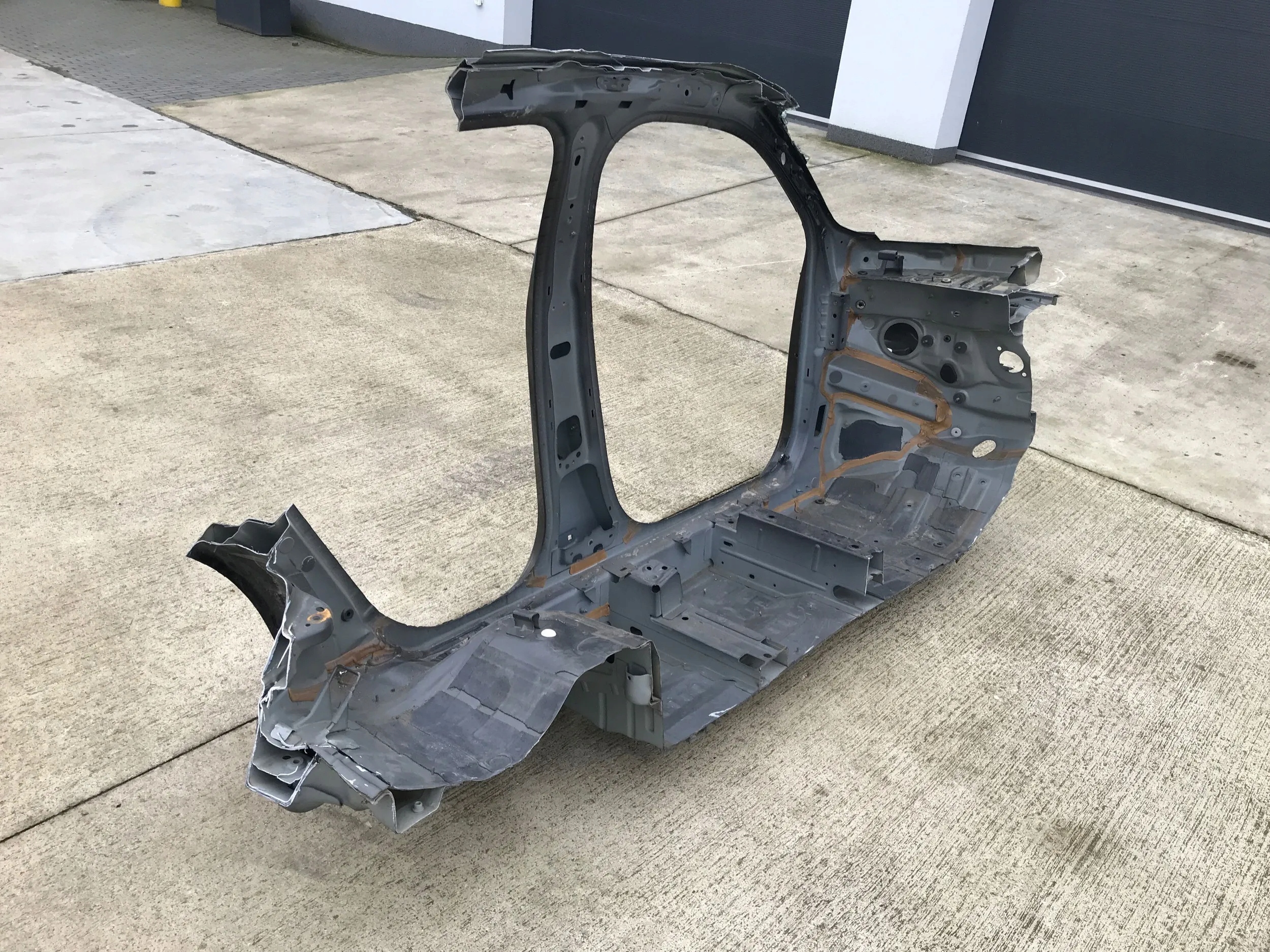 VOLVO XC40 2021 2022 PRÓG LEWY NADKOLE TYŁ SŁUPEK DACHOWY ĆWIARTKA Kolor czarny