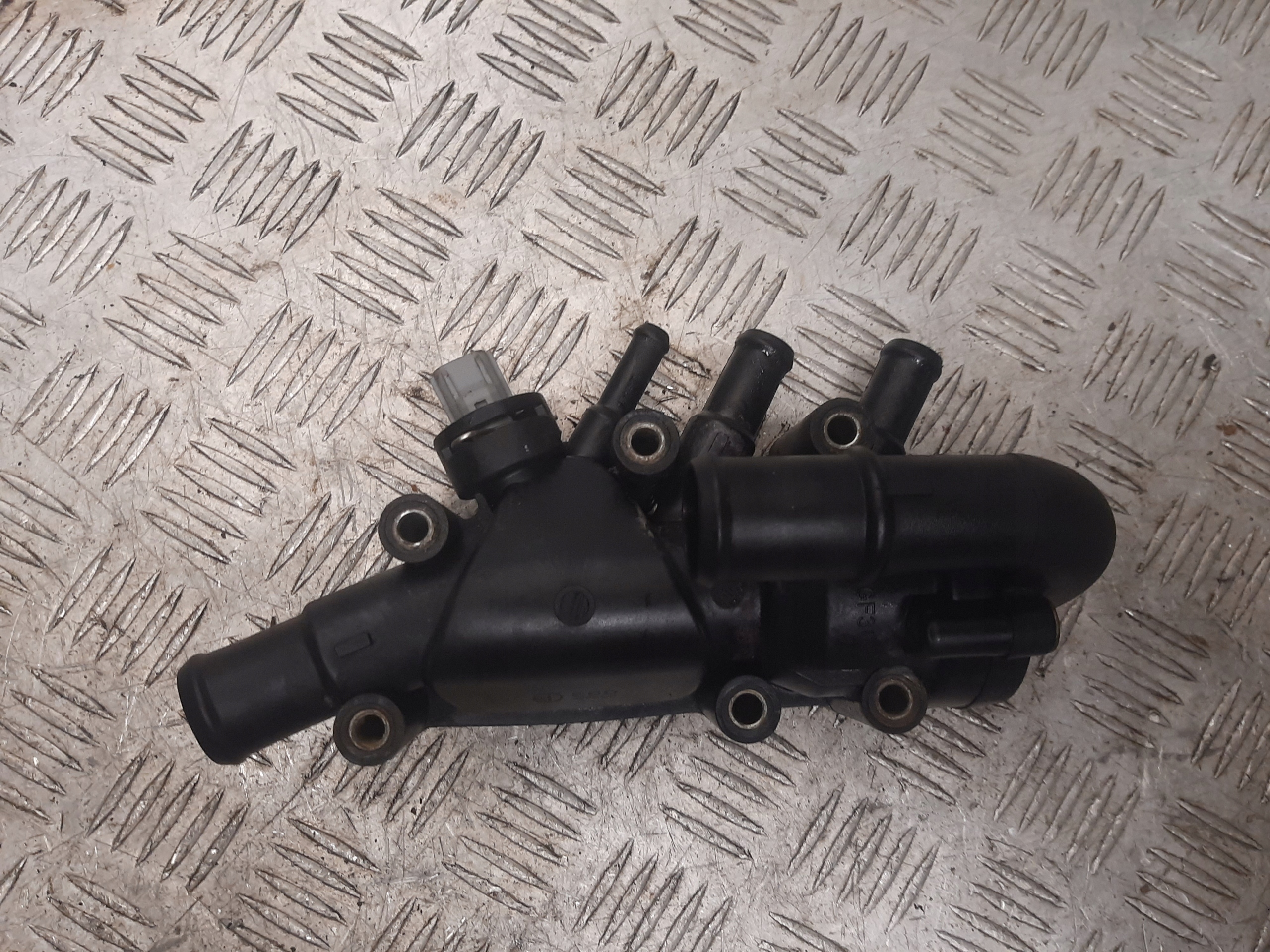 FIESTA MK6 1.3 OBUDOWA TERMOSTATU