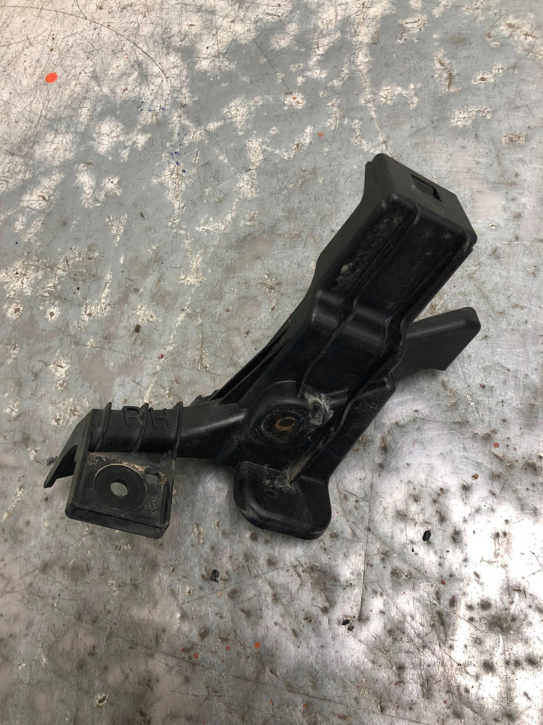bumper bracket right front KIA PICANTO III 86518-G6000