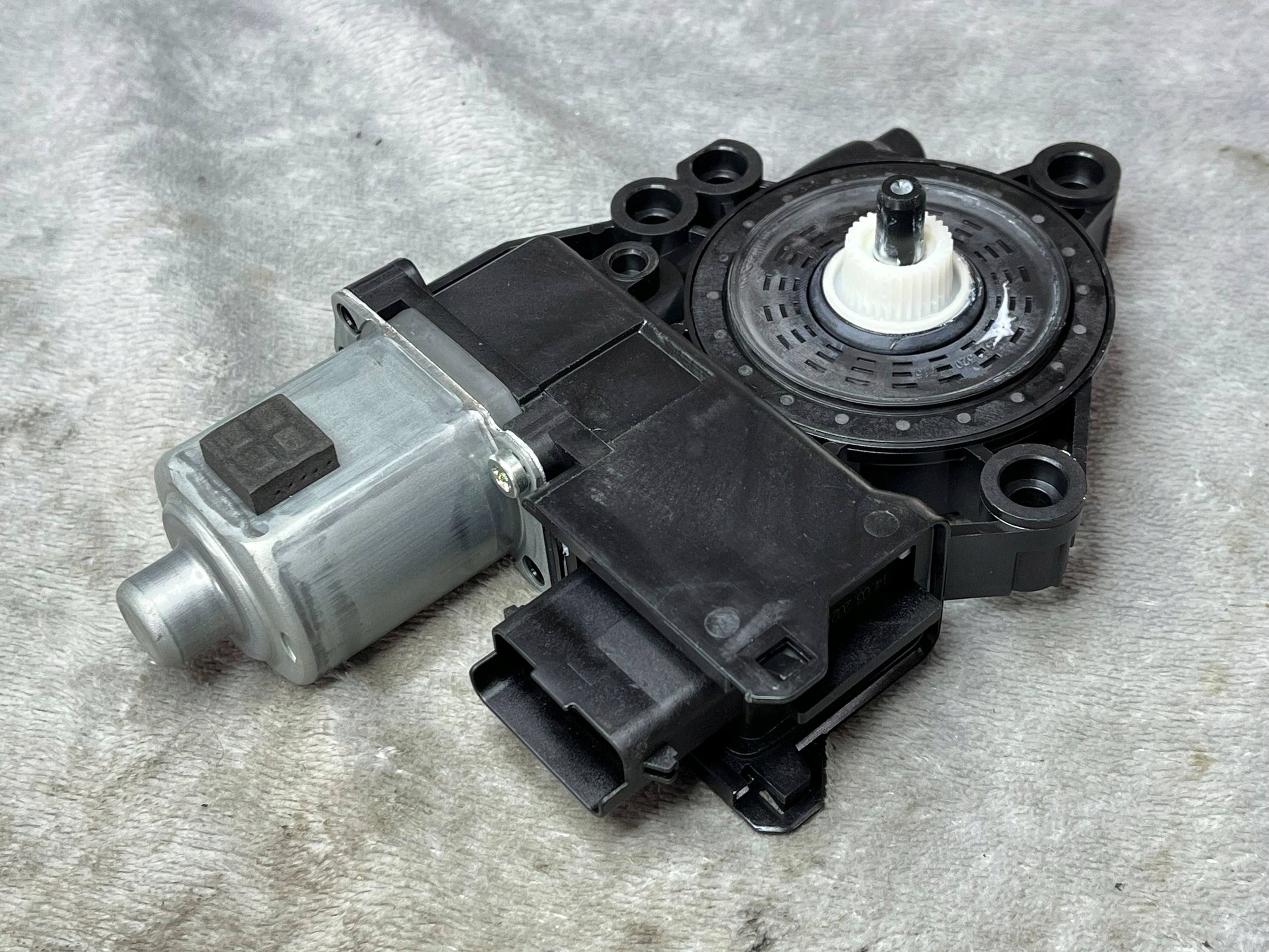 KIA CEED III 18- HB mini motor PODNOSNIKA windows left front 82450J7010 !J