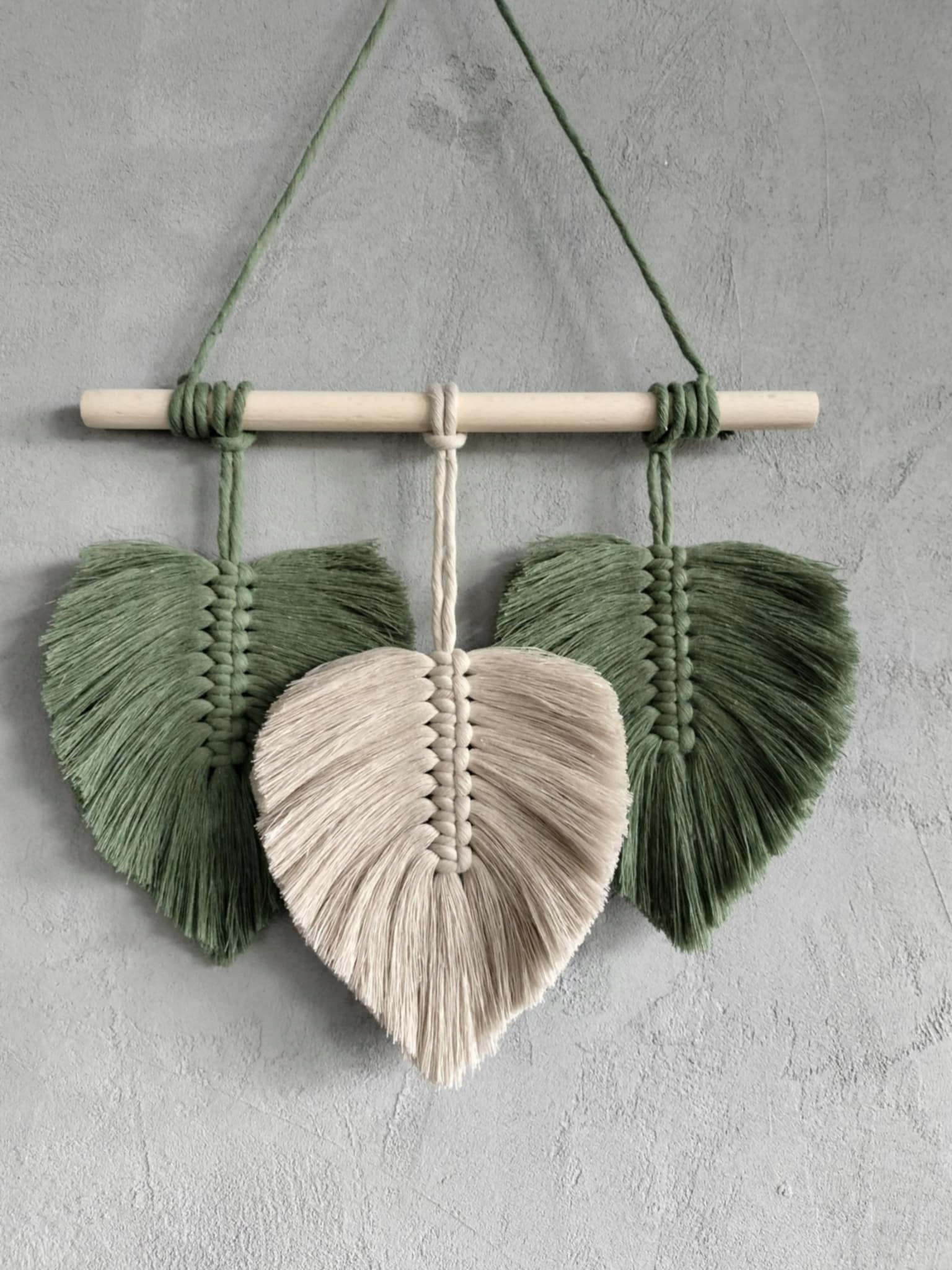 MAKRAMA ZIELONE LIŚCIE piórka na ścianę styl boho skandynawski nad komodę