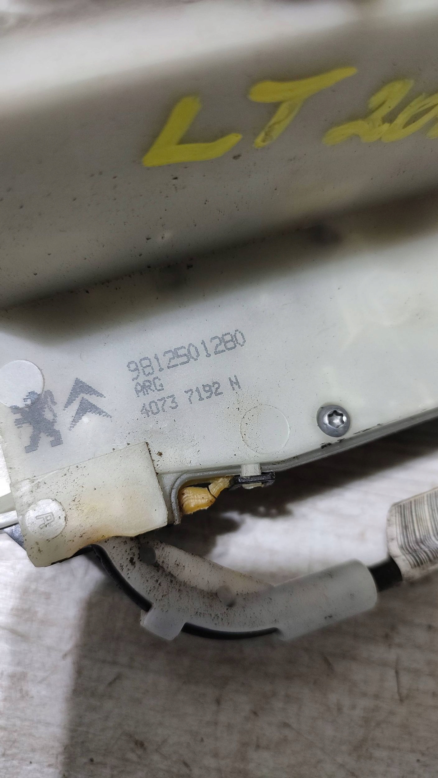 Peugeot 2008 and 2018 rear part side left lock door