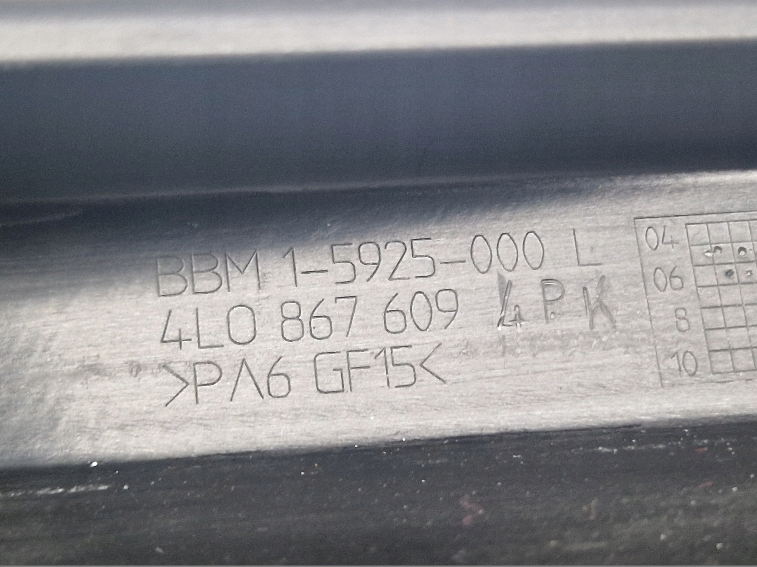 RÁM lišta dveře levá předek AUDI Q7 4L 4L0867609