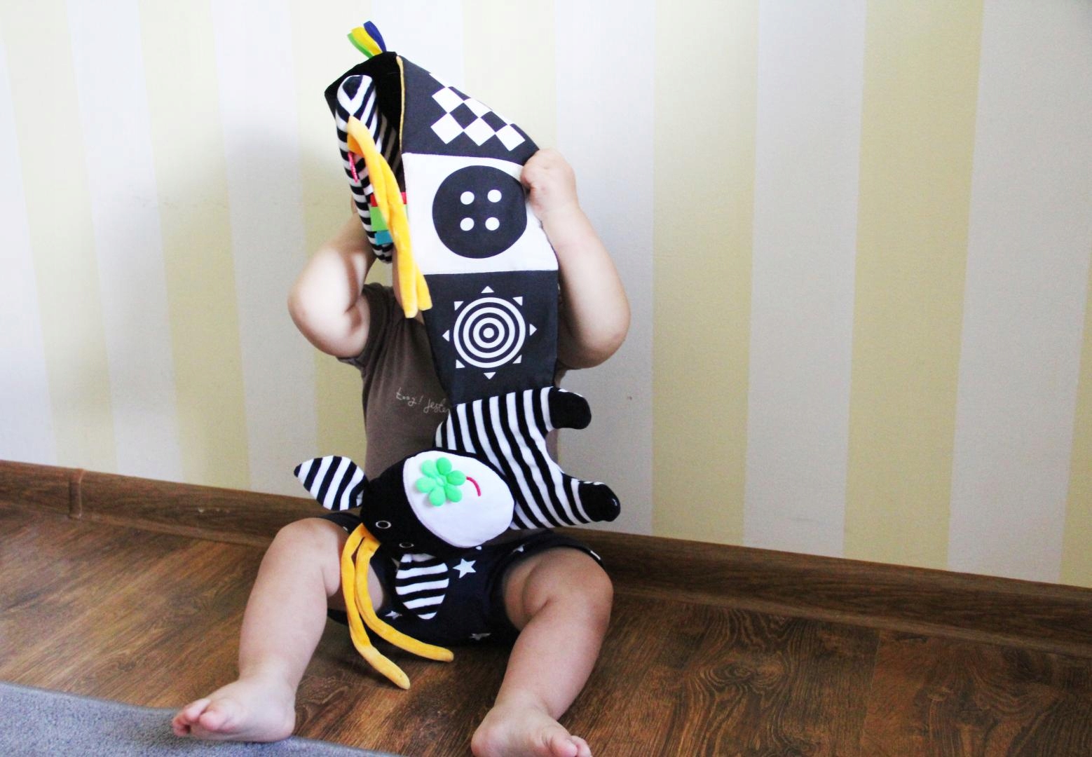 KSIĄŻECZKA DO ŁÓŻECZKA KRÓWECZKA 613 MOM'S CARE Wiek dziecka 0 +