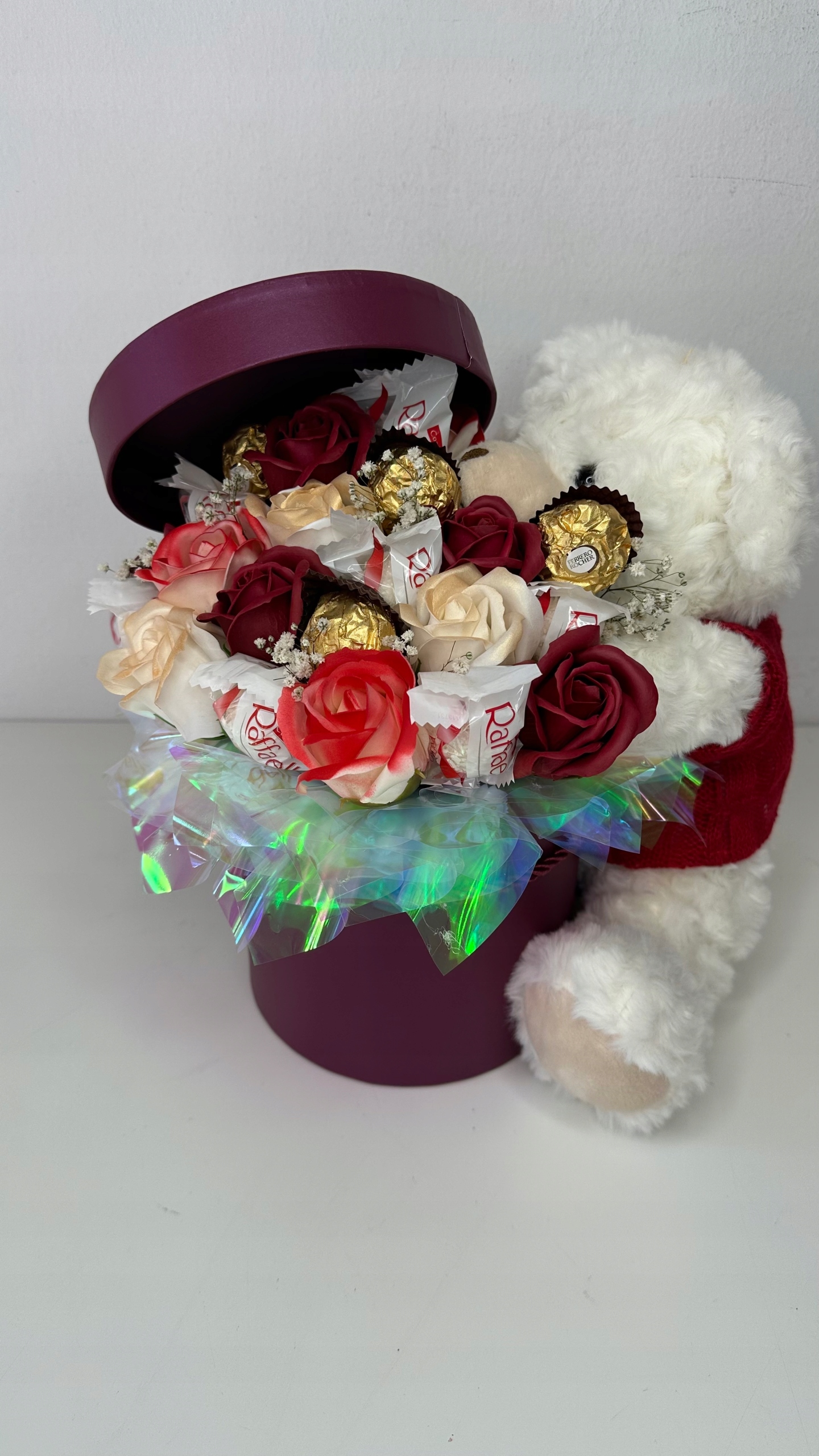 Levně Sladký box s medvídkem a květinami