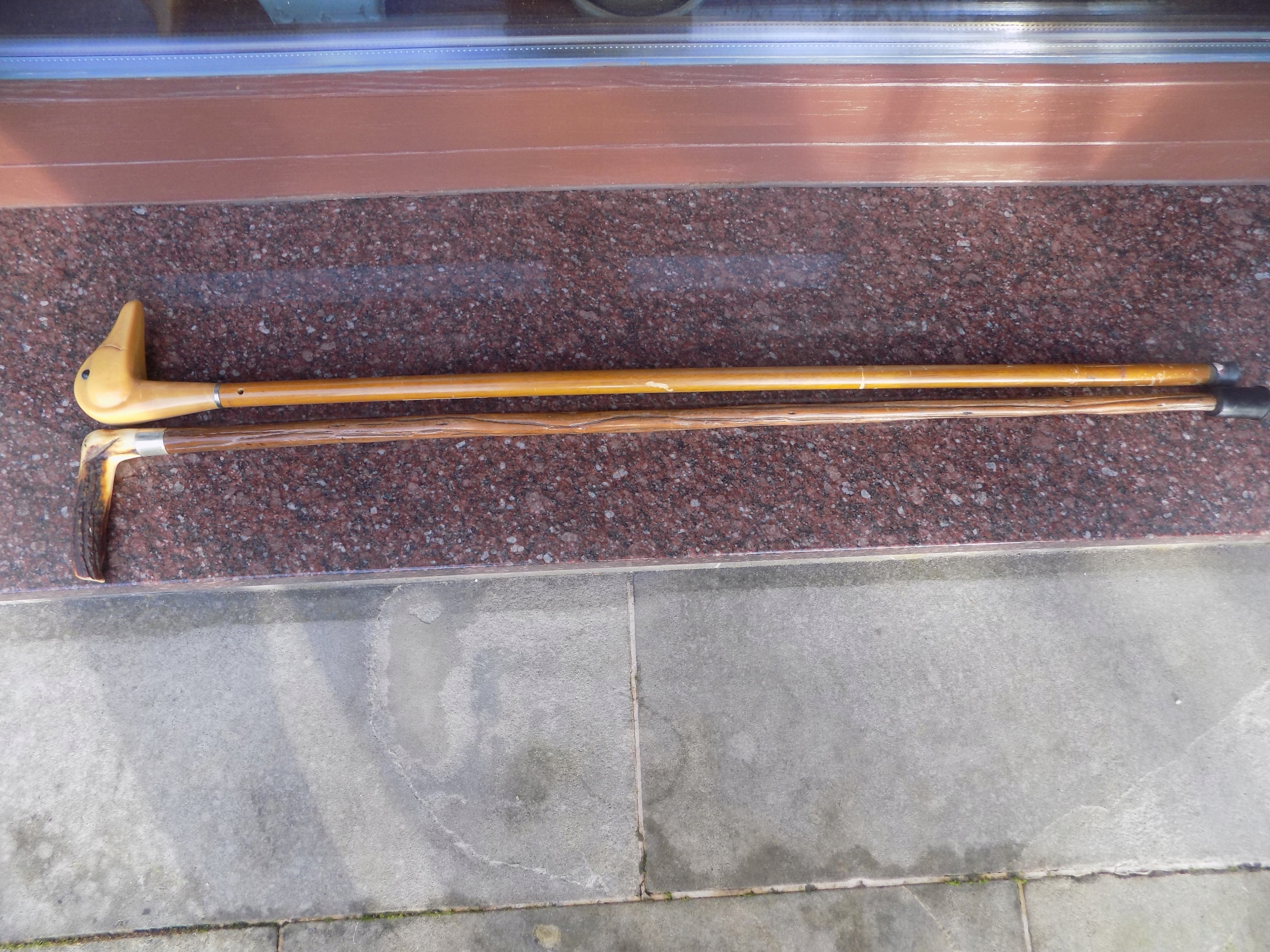 DWIE LASKI Z RĄCZKĄ Z ROGU JELENIA 91 CM