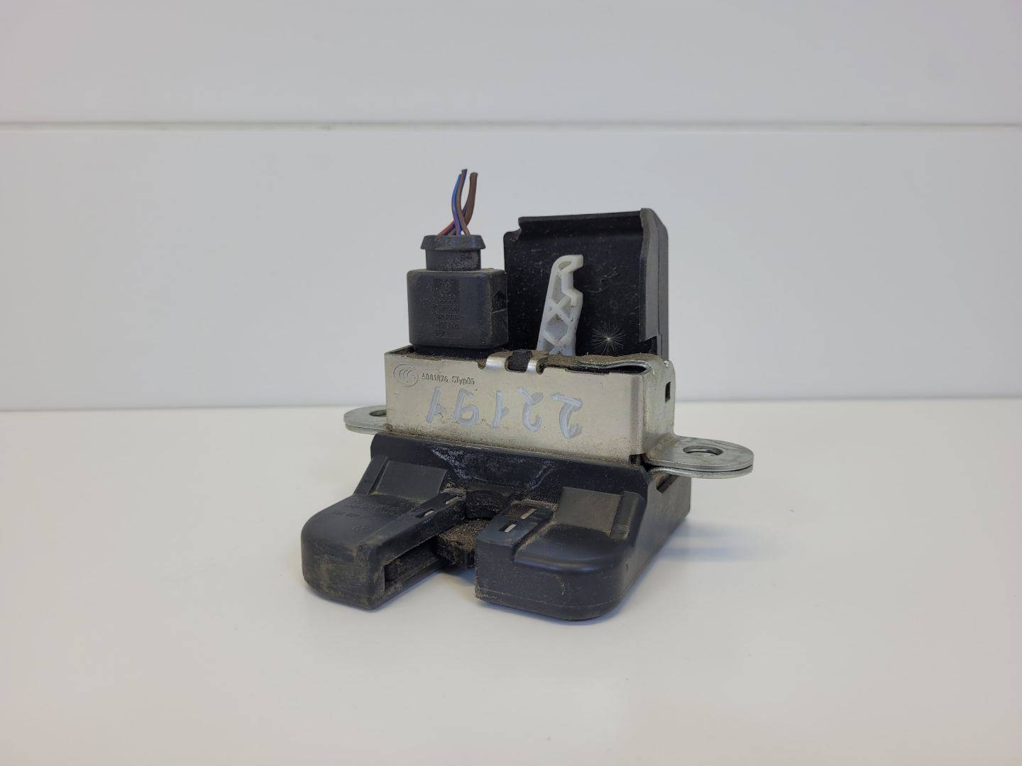 lock bonnet boot Volkswagen Up facelift 2016 GEO016532