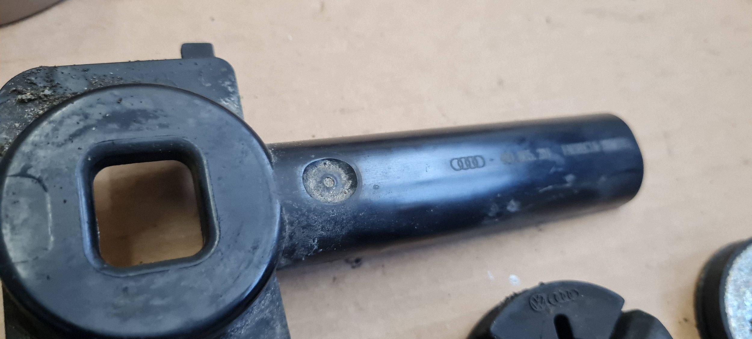 A7 4G bracket hook holder radiator 4G0805201 A6 C7 4G