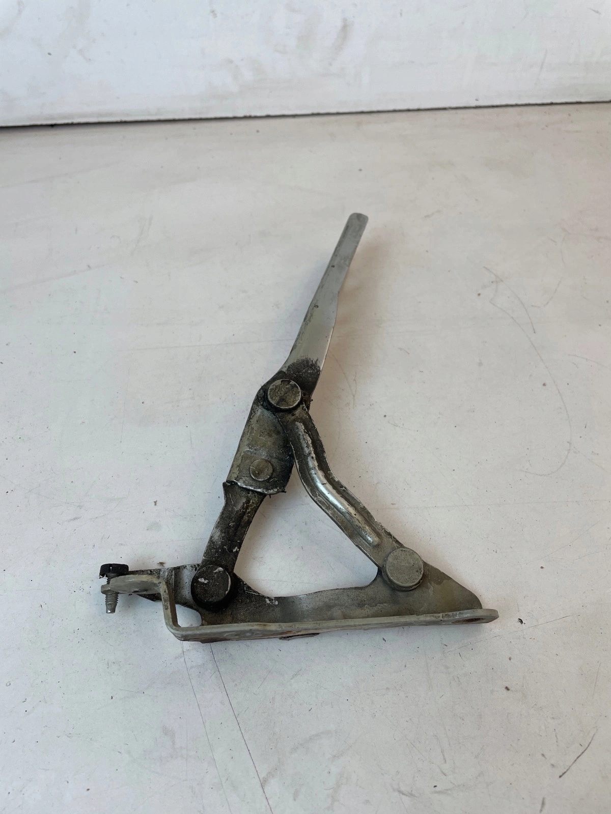 hinge bonnets front front right Skoda Octavia II