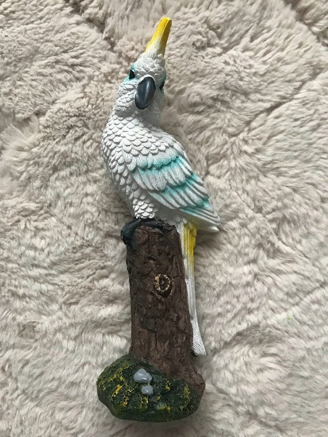 Figurka ogrodowa TROPIKALNY PTAK NA PNIU 24 cm Wysokość produktu 24 cm