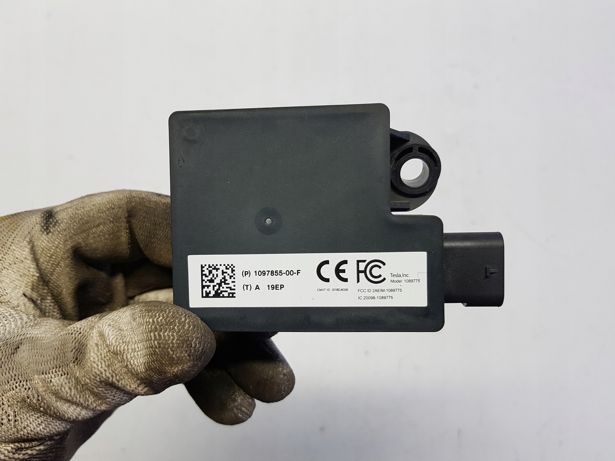 TESLA MODE III 3 Y radar sensor distronic předek