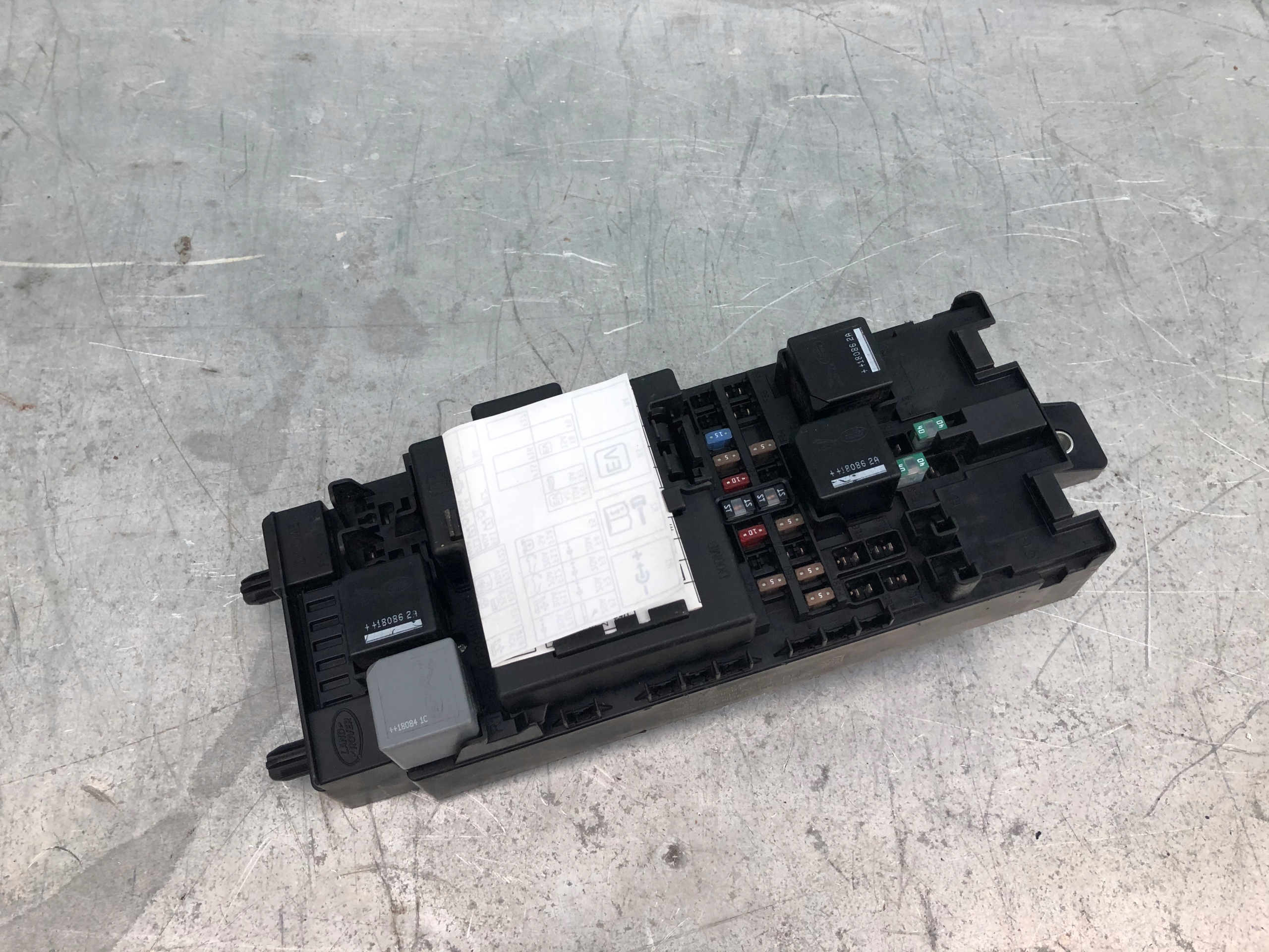 LAND ROVER DISCOVERY V L462 SKRZYNKA BEZPIECZNIKÓW