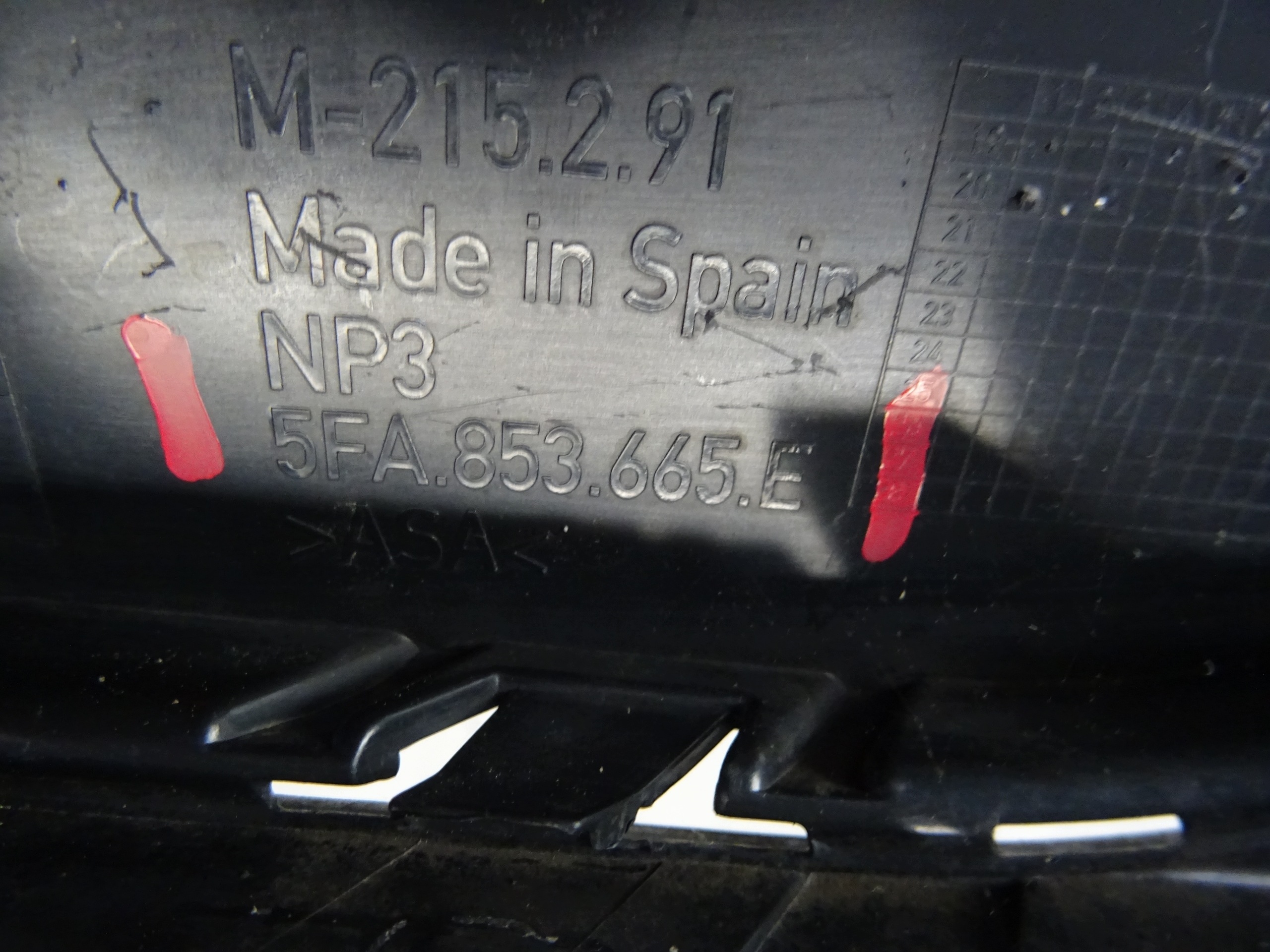 grid of a bumper front left SEAT LEON IV 5FA853665E