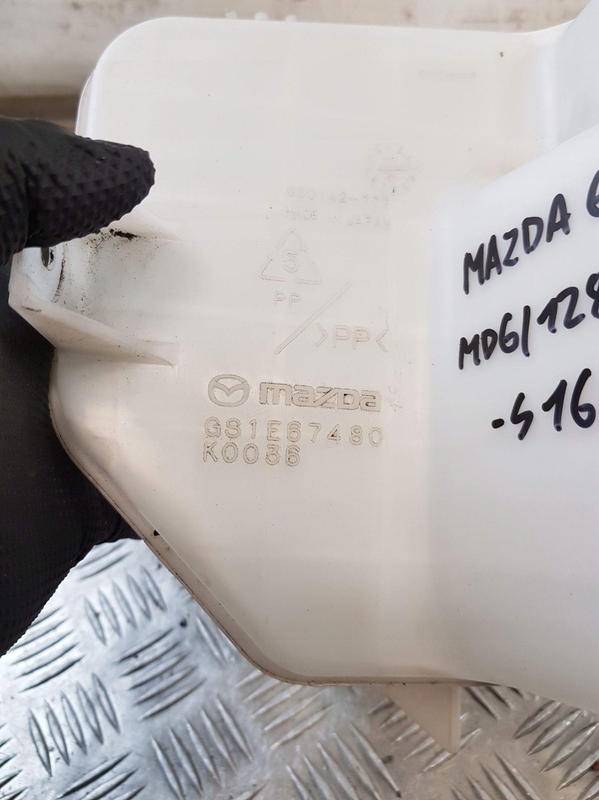 washer fluid tank GS1E67480 + POMPKI MAZDA II GH 11R