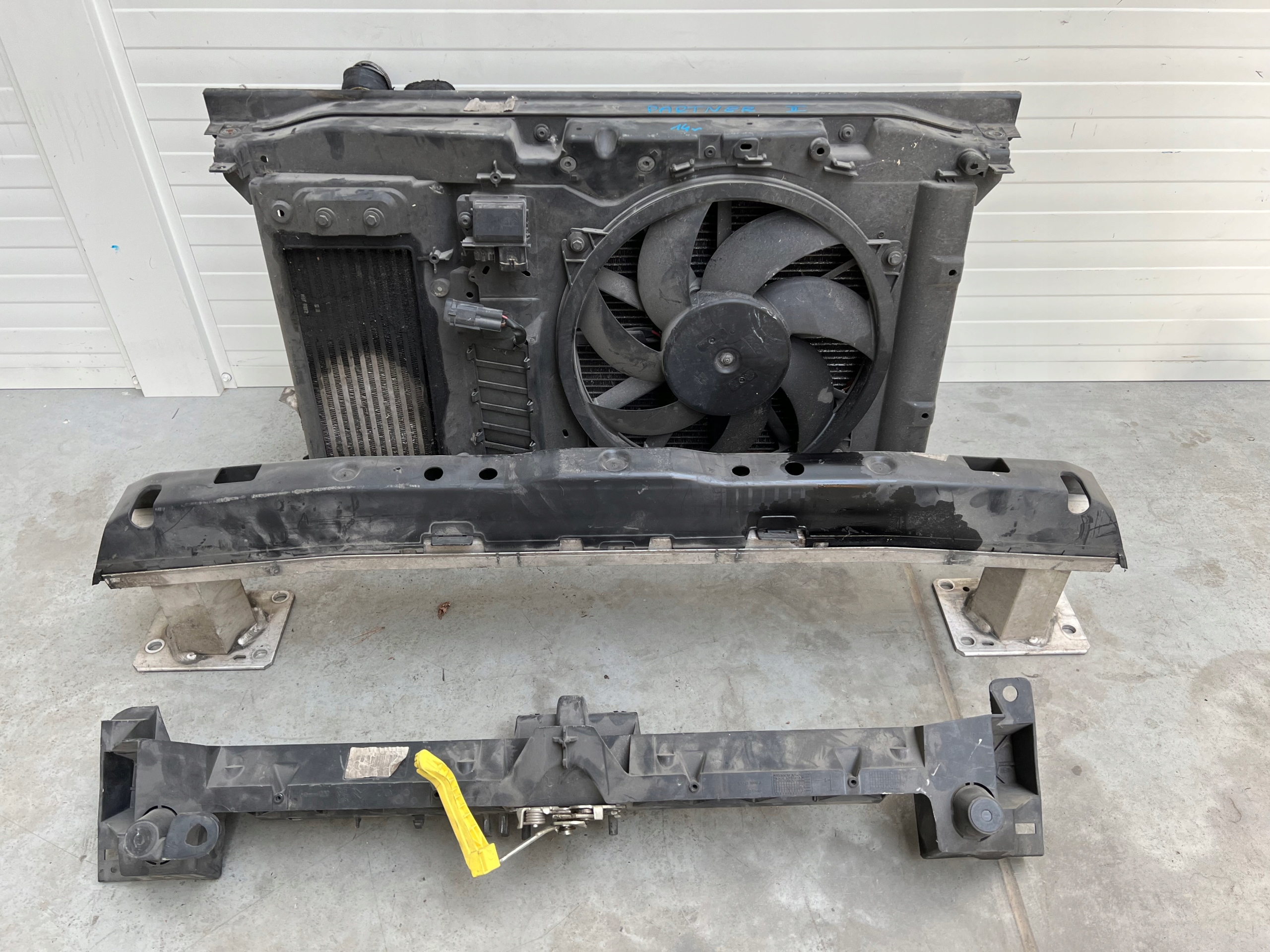 Pas przedni chłodnice Peugeot Partner II