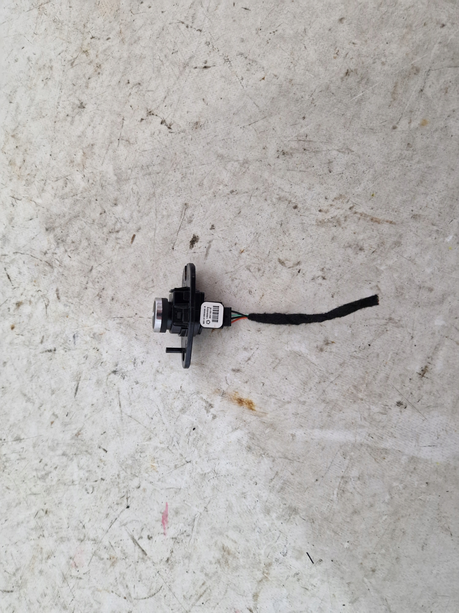 original DODGE CHARGER 2015- bouton pour l'ouverture du capot 68141864AA