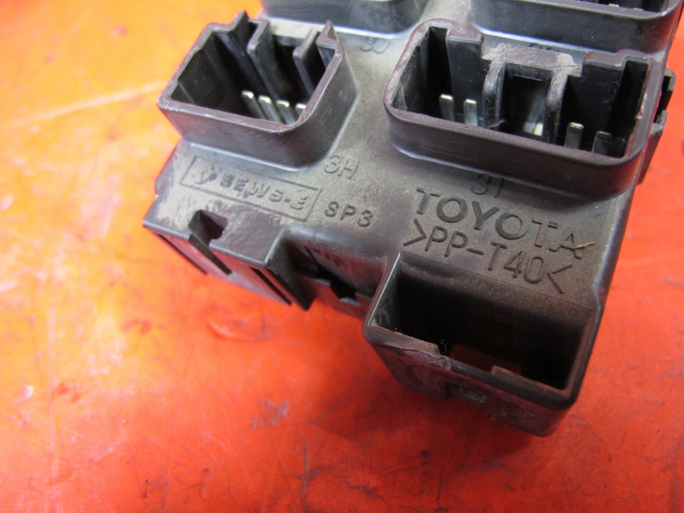 COROLLA VERSO II AVENSIS MODULE FUSIBLES