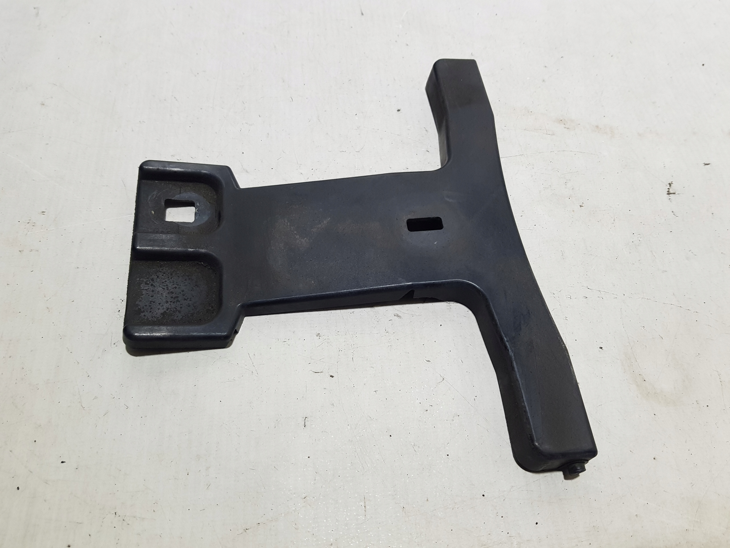 MERCEDES W204 console bracket grille radiator