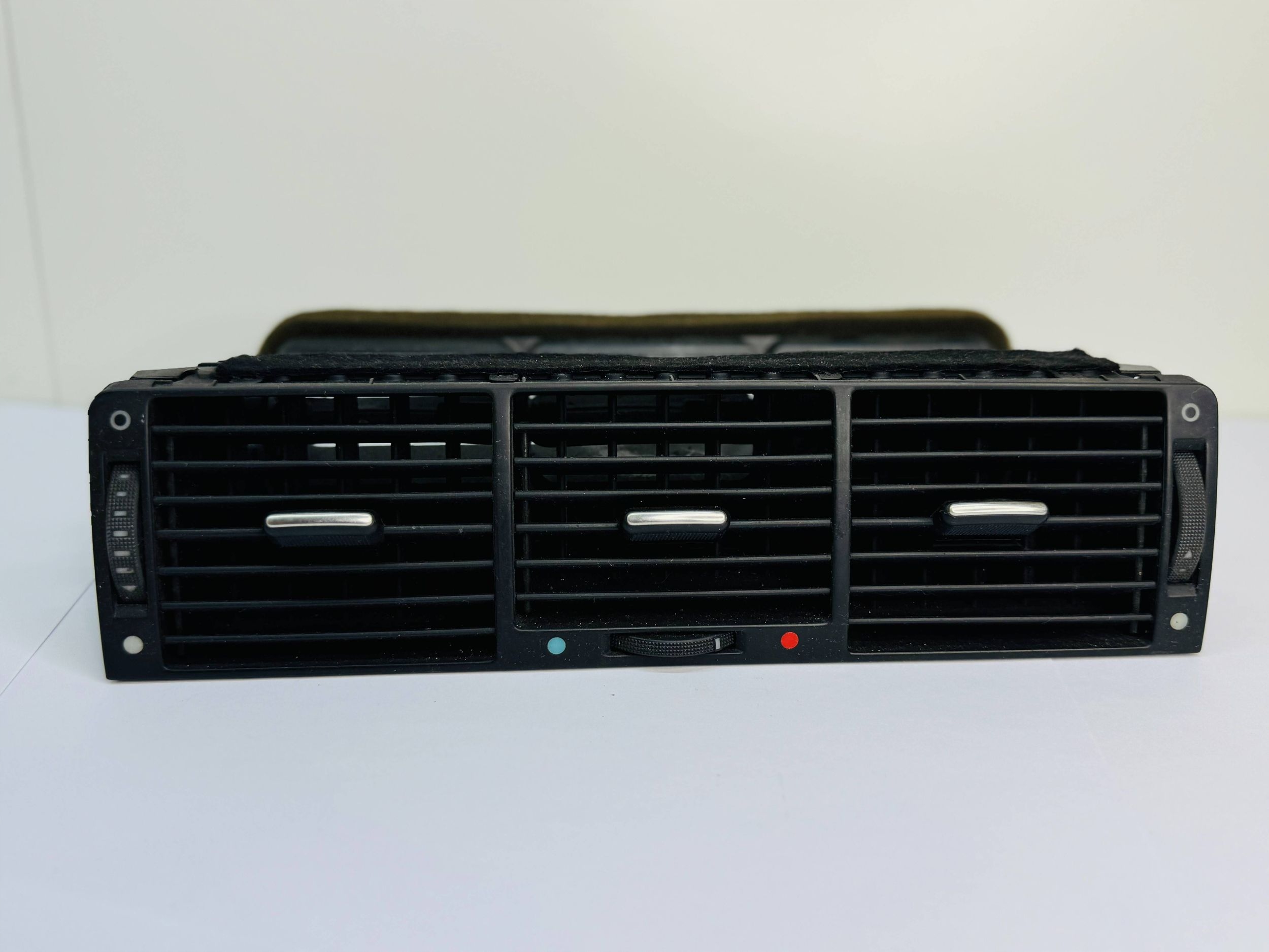 Lüftungsgitter des lüfters mitte Audi A8 D2 4D0820951 KRATKI Klima