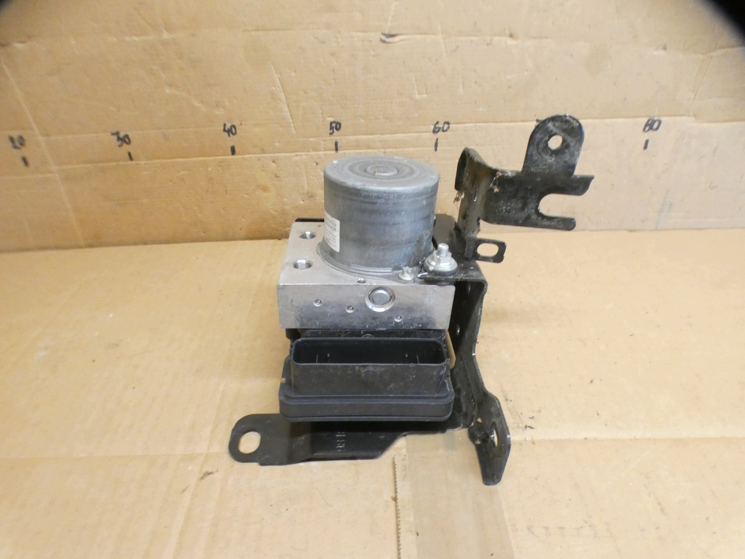 Citroen DS7 Crossback 2017 - pump control unit ABS 9834950280 1.5HDI