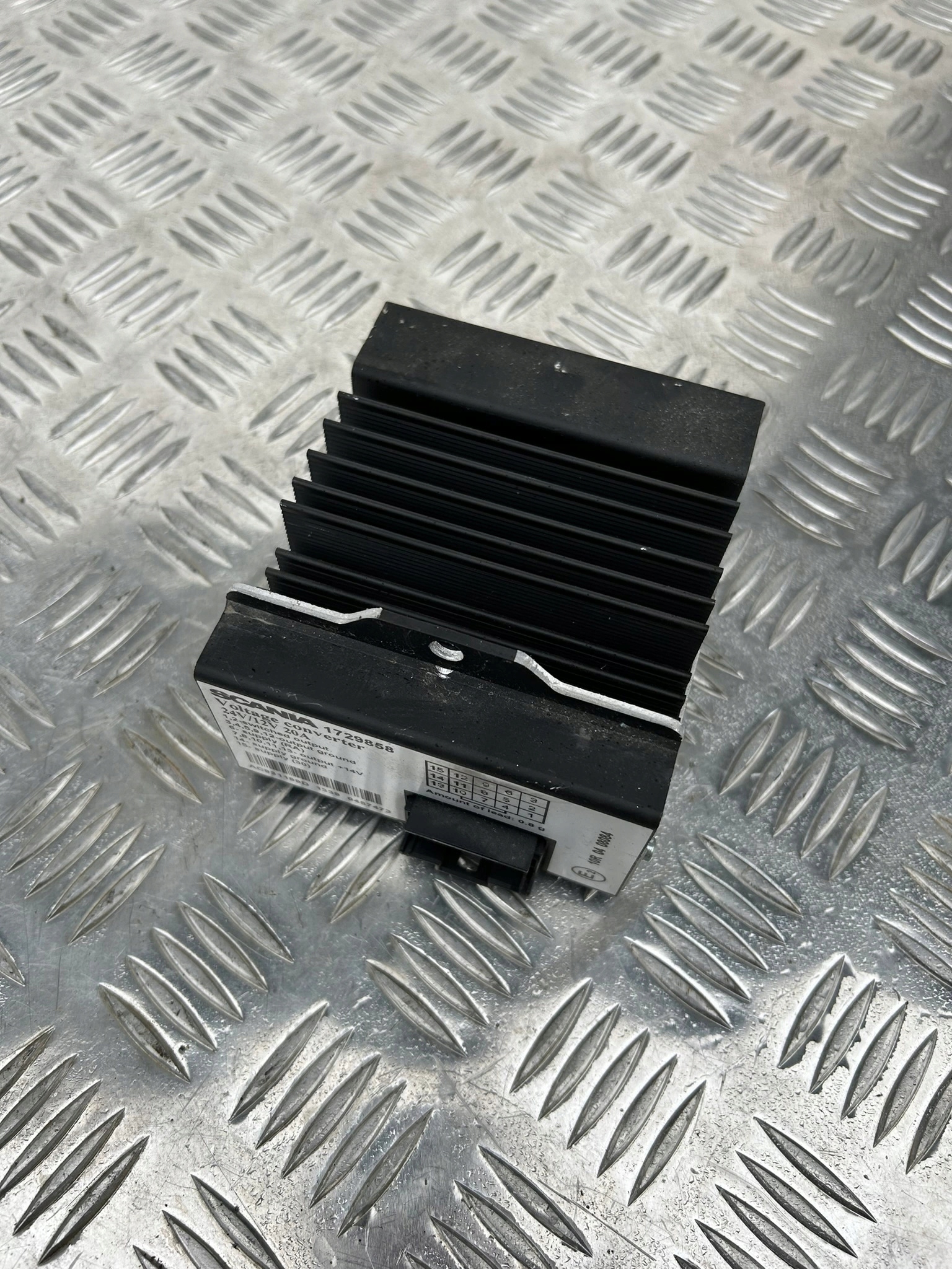 PRZETWORNICA NAPIĘCIA 24V/12V SCANIA 4 R 1449522 Marka Scania