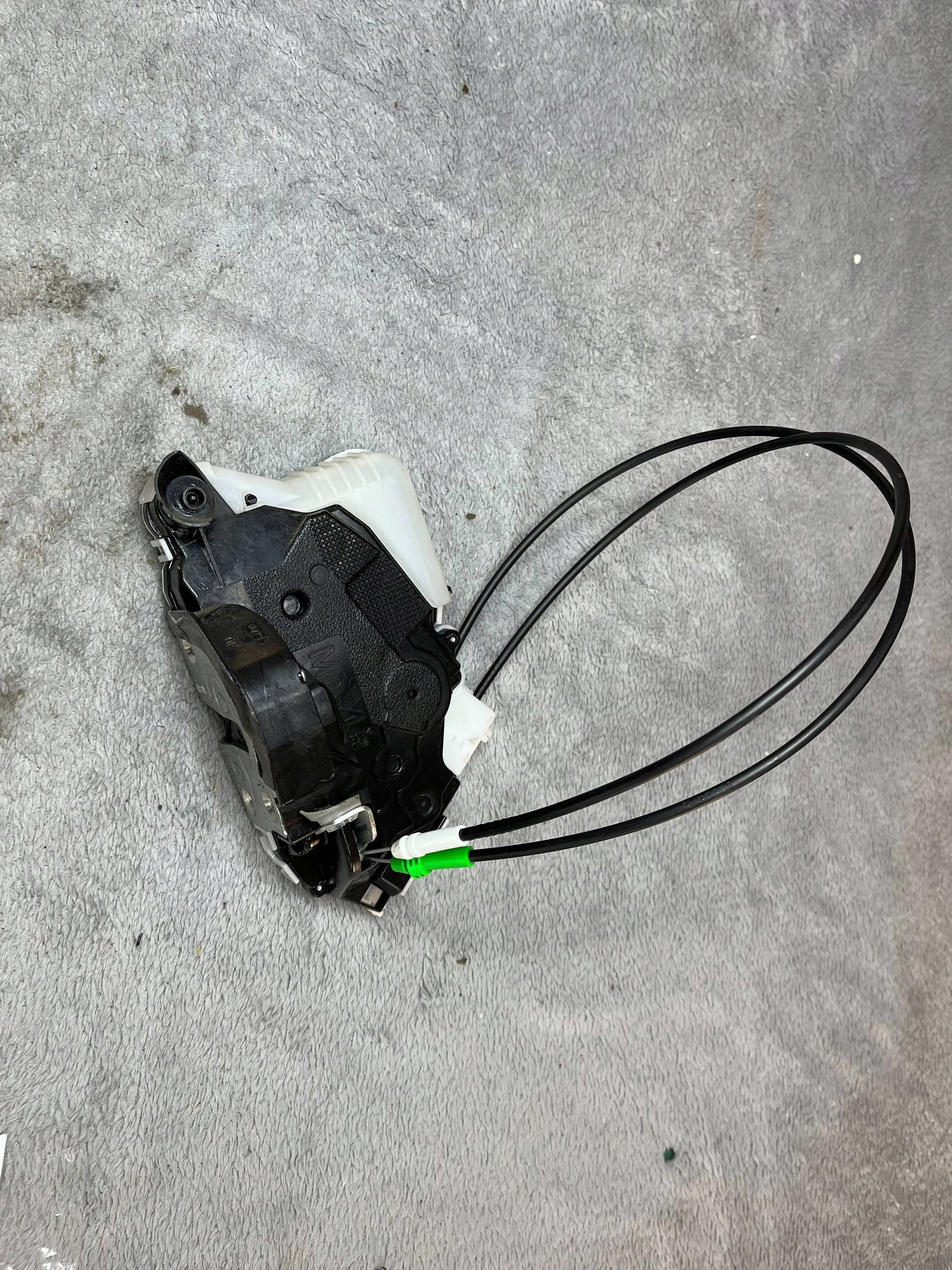 lock door Toyota Yaris 690300D320