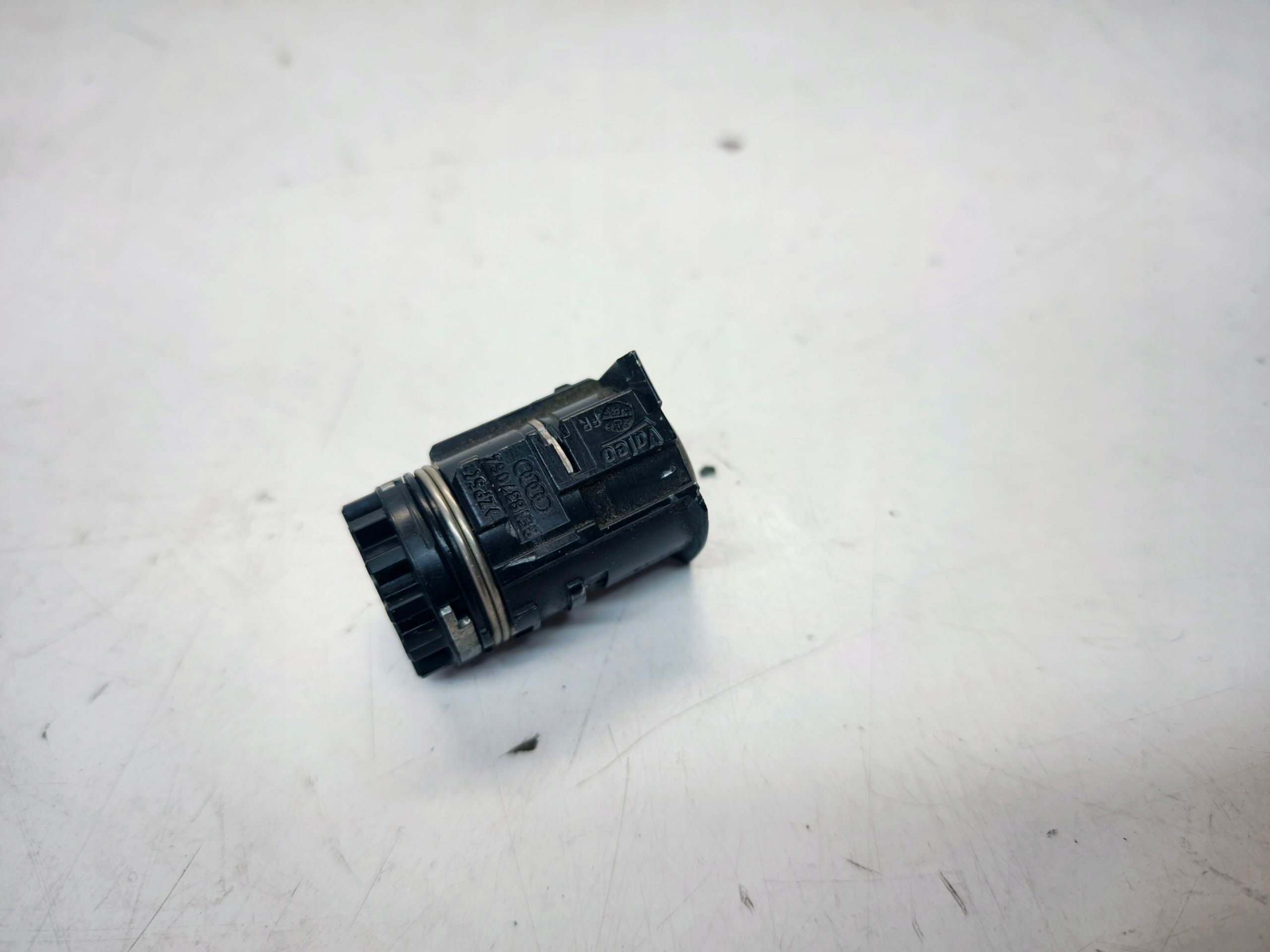 lock cylinder door left front AUDI A3 8P A4 B7 8E1837064