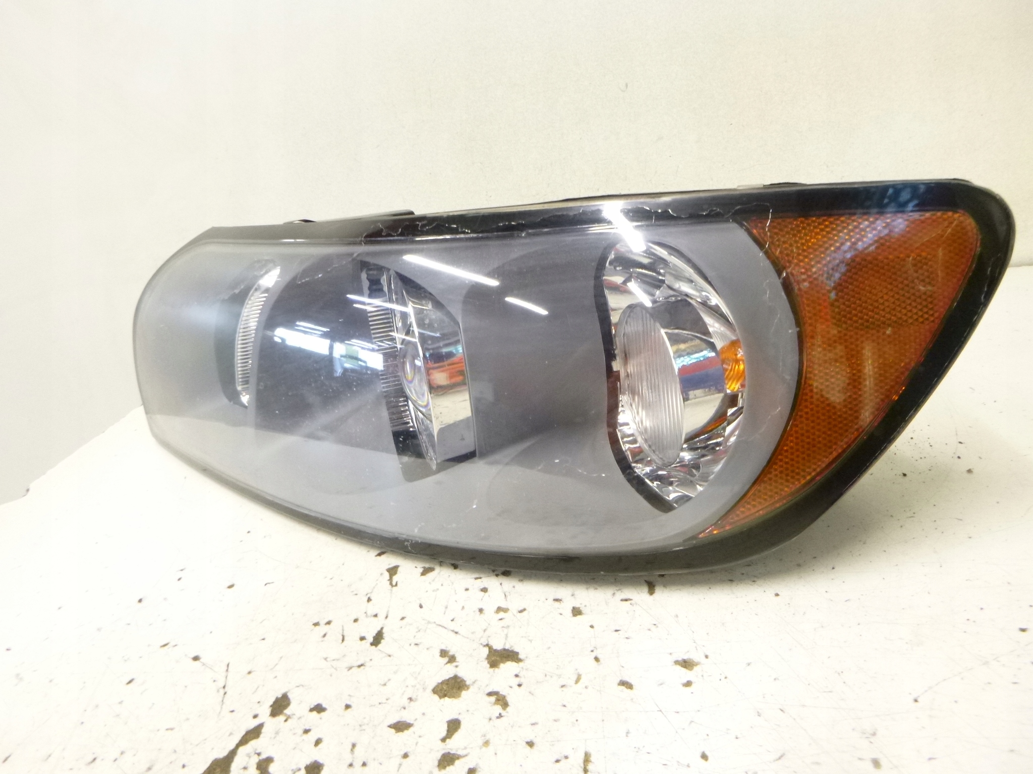 light front left Volvo V50 2005r.