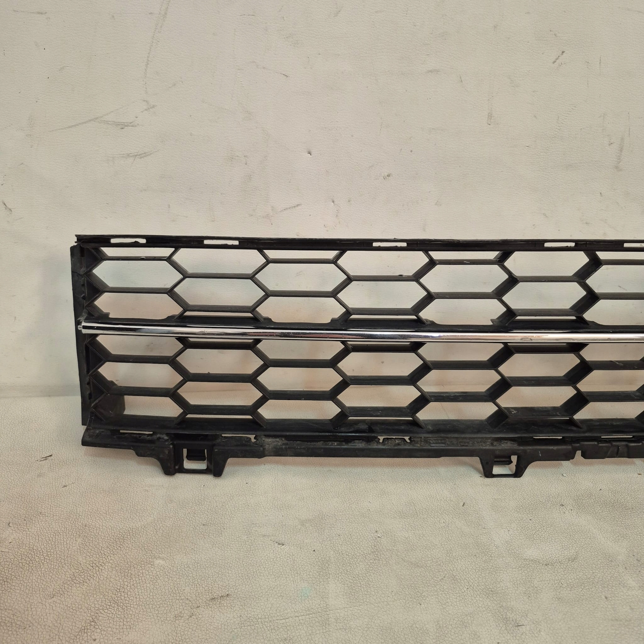 SKODA SUPERB III 15r. -> grid of a bumper central front 3V0853677