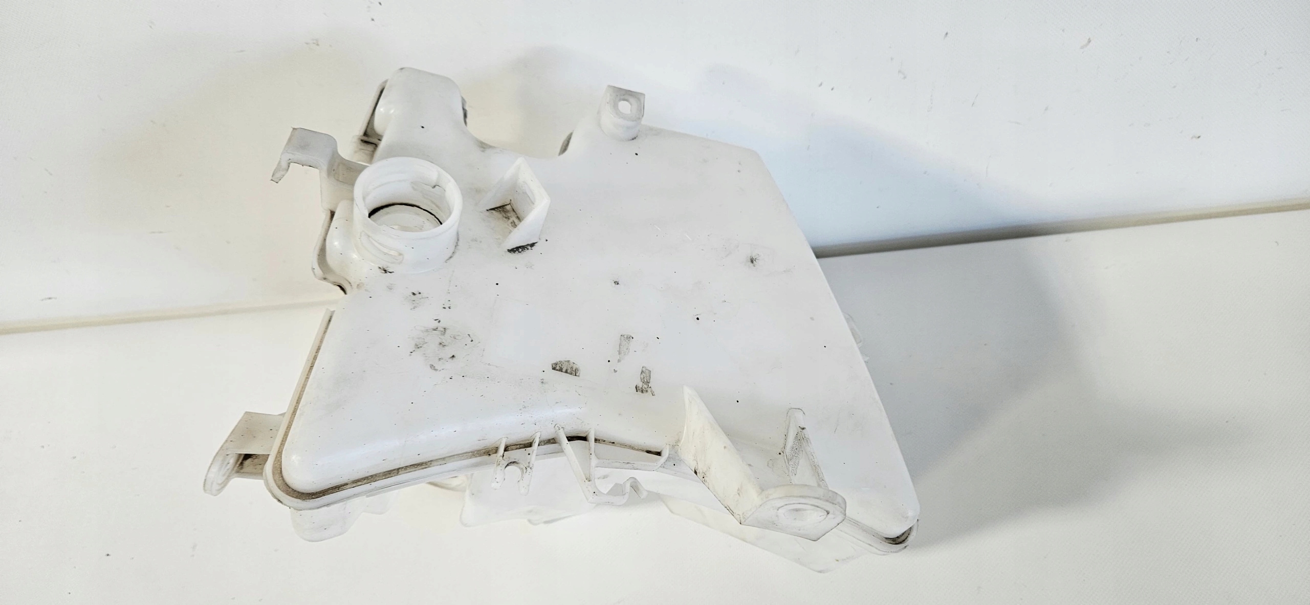 washer fluid tank TOYOTA AURIS II LIFT