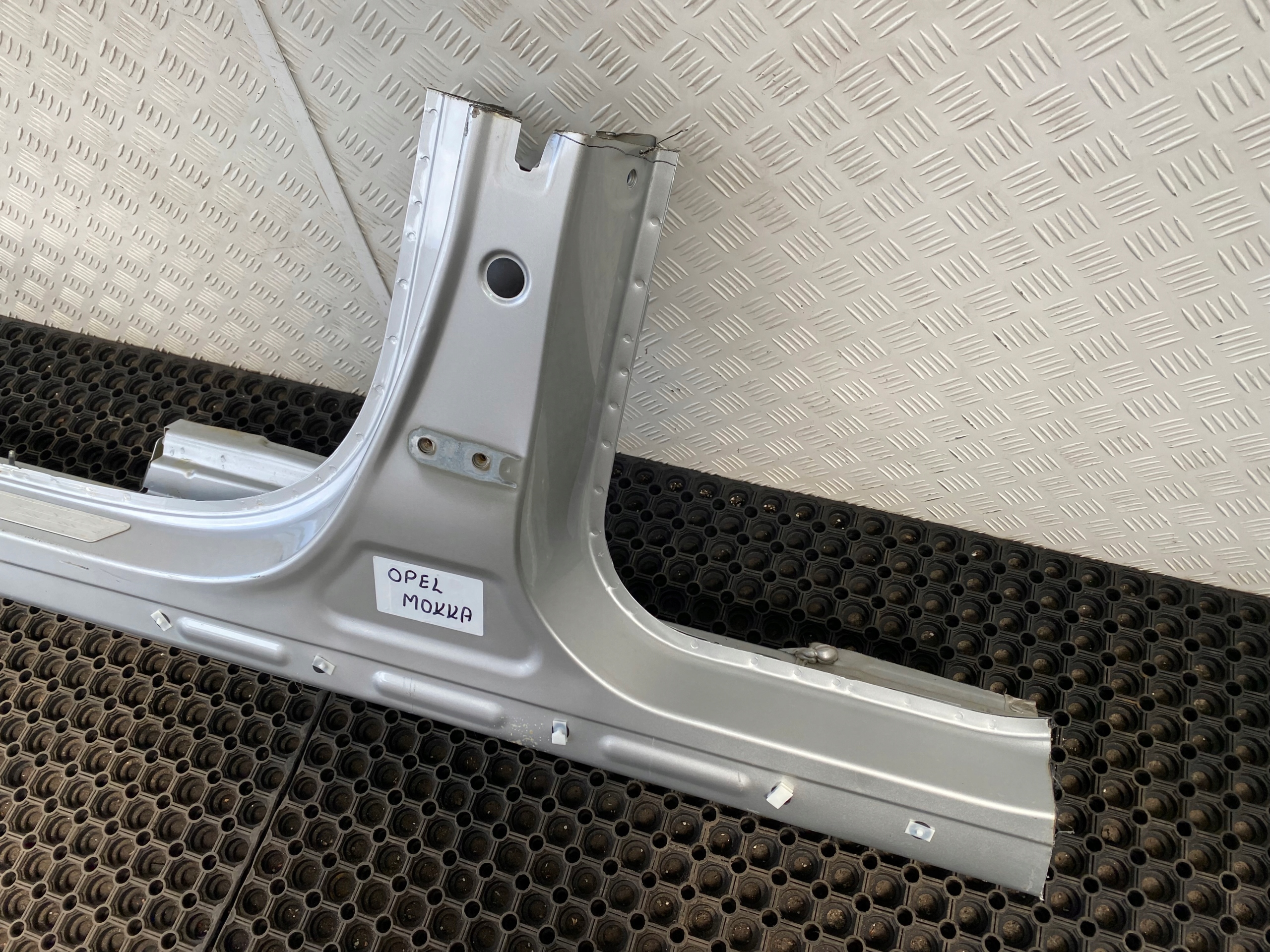 OPEL MOKKA A 12-18 threshold left ZE SLUPKIEM corner pillar BOK long Z176