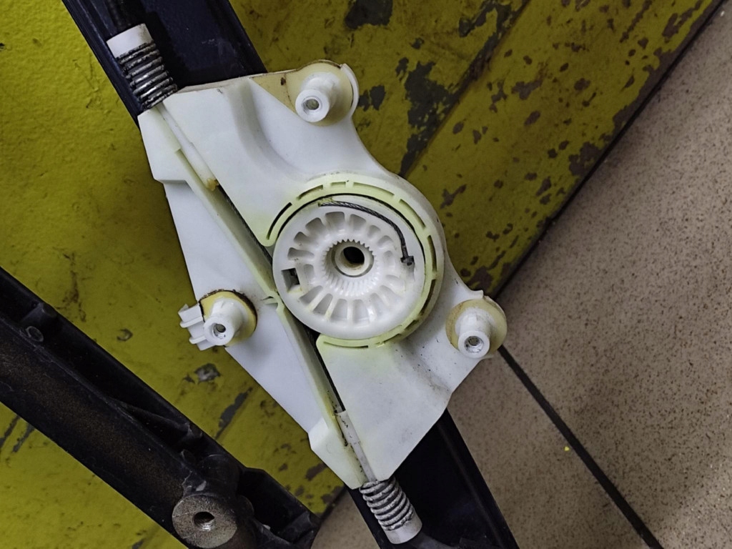 AUDI A4 B6 window regulator right front 8E0837630