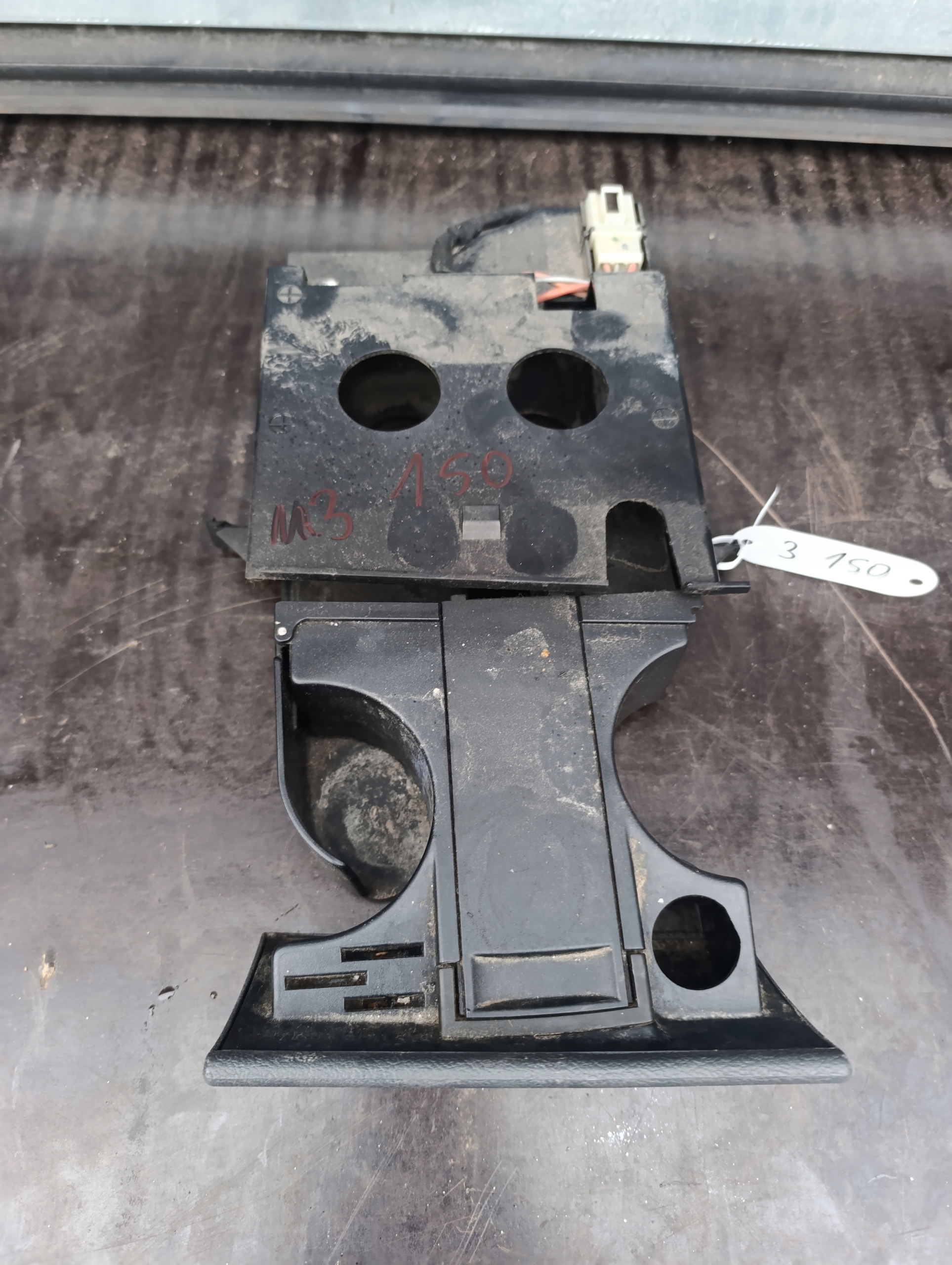 VW T5 PODWOJNY bracket for KUBKI/ damaged