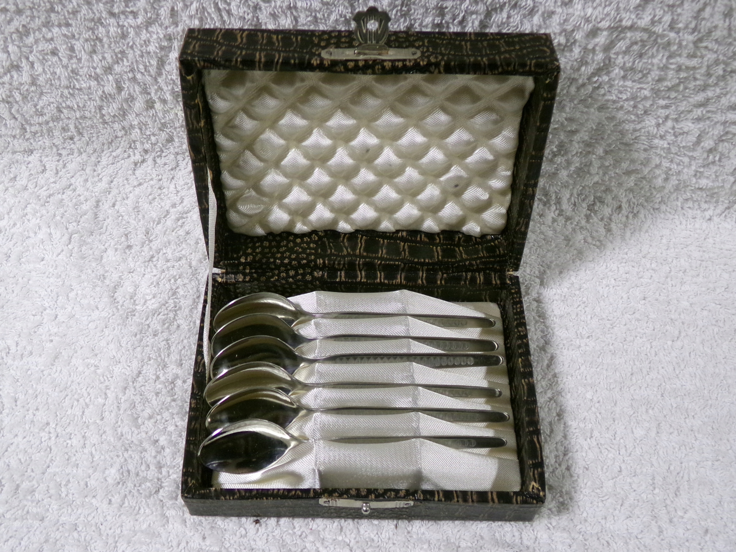 ZESTAW ŁYŻECZEK DESEROWYCH DLA 6 OSÓB W KASECIE