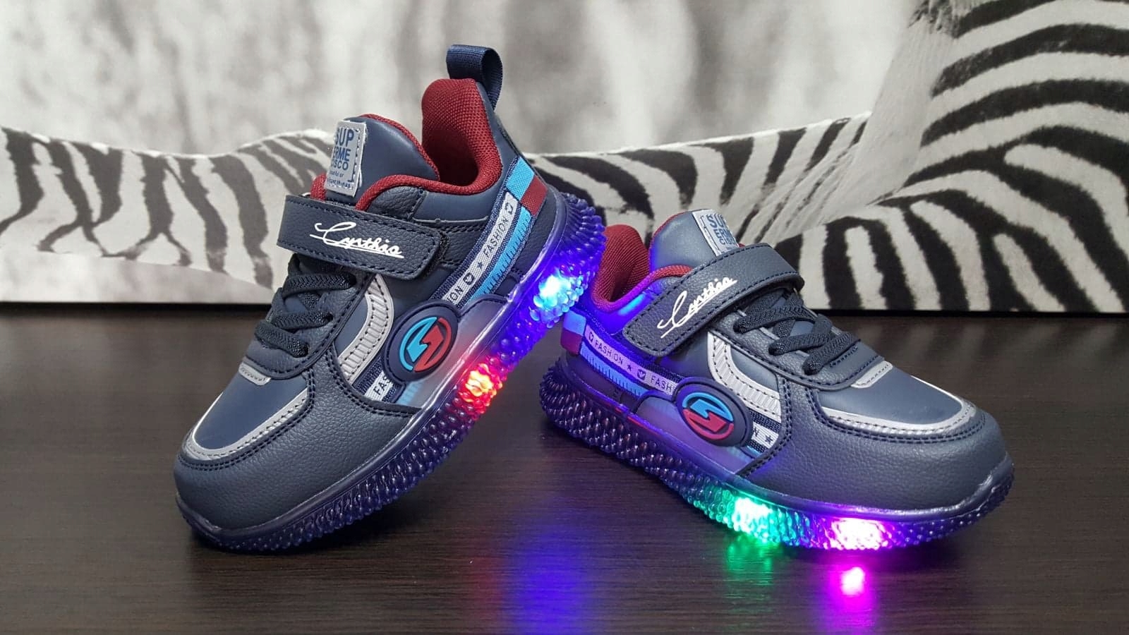 PIĘKNE DZIECIĘCE BUTY Z LED ADIDASY MIGAJĄCE N R21 Rodzaj zapięcia Rzepy