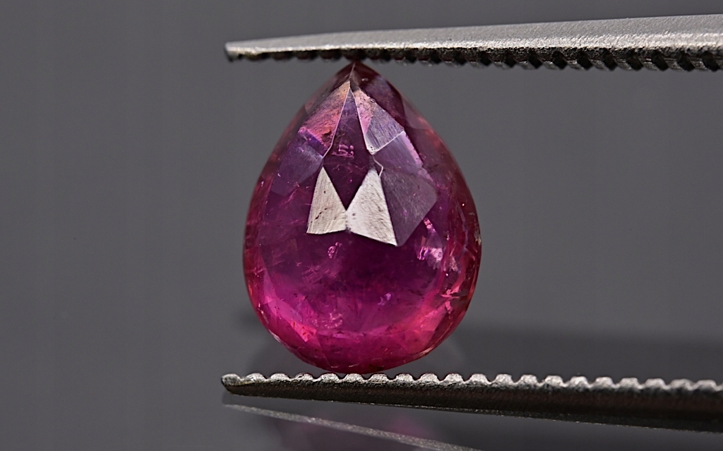 Turmalín oboustranně fasetovaný slza 8x6 mm