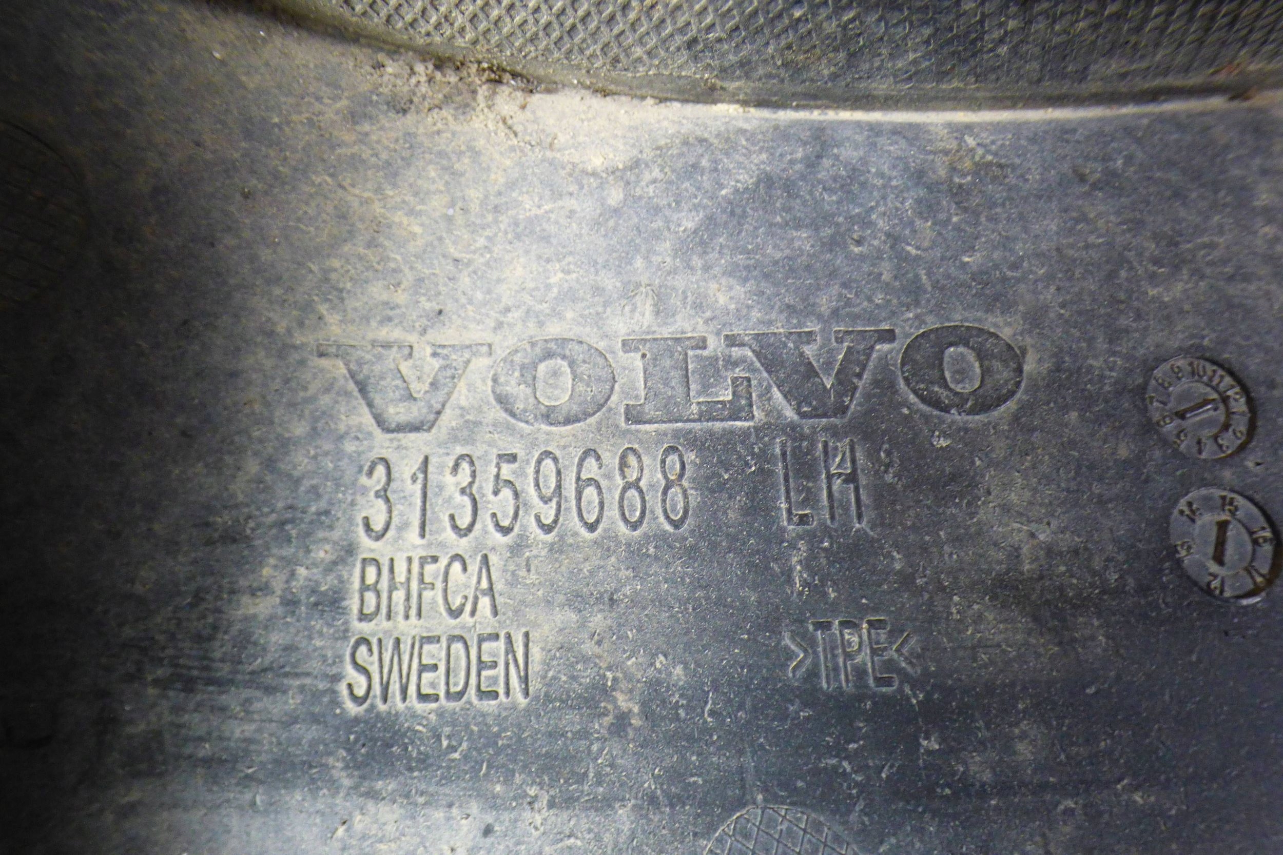 Volvo XC60 and mudguard flap left rear part 31359688 original