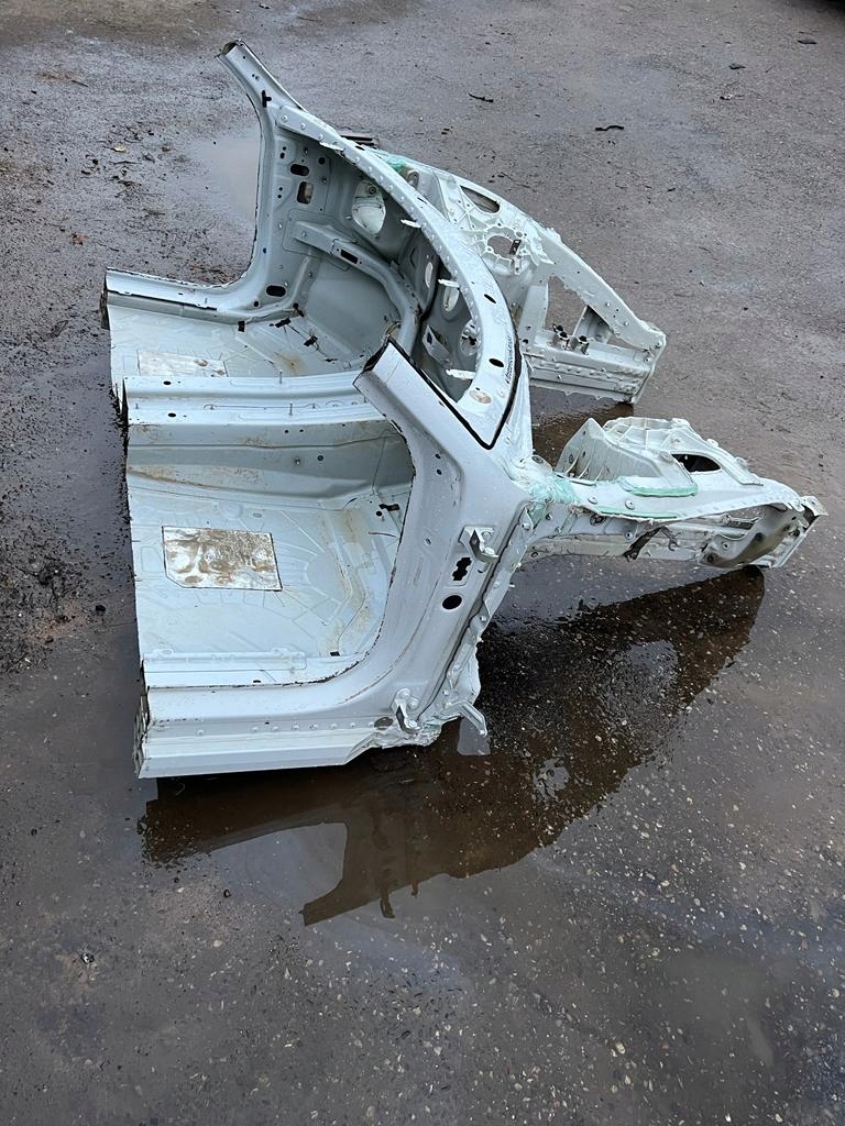 IDEALNA quarter front front right PORSCHE TAYCAN 1