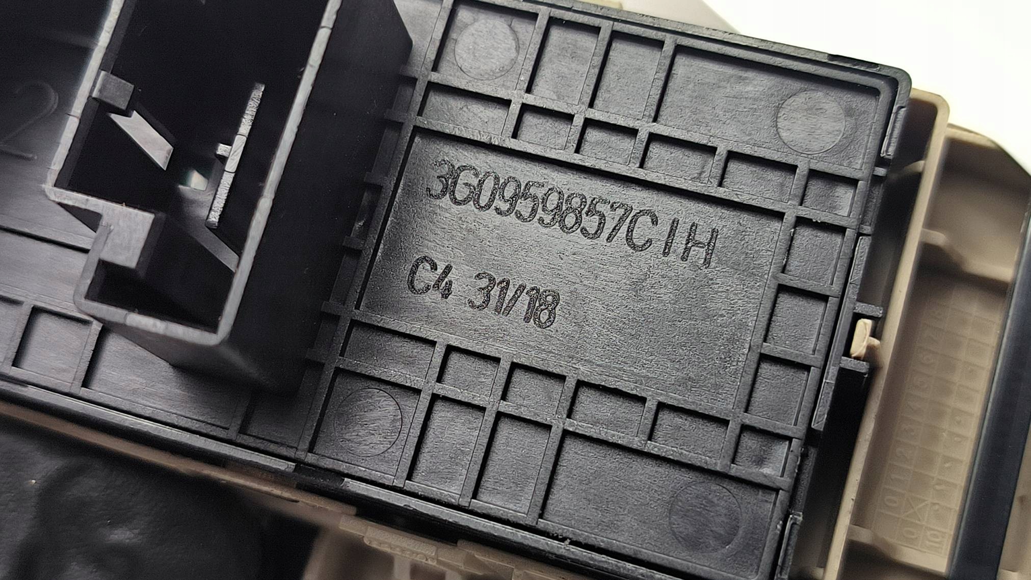 button 3G0959857C SKODA SUPERB III