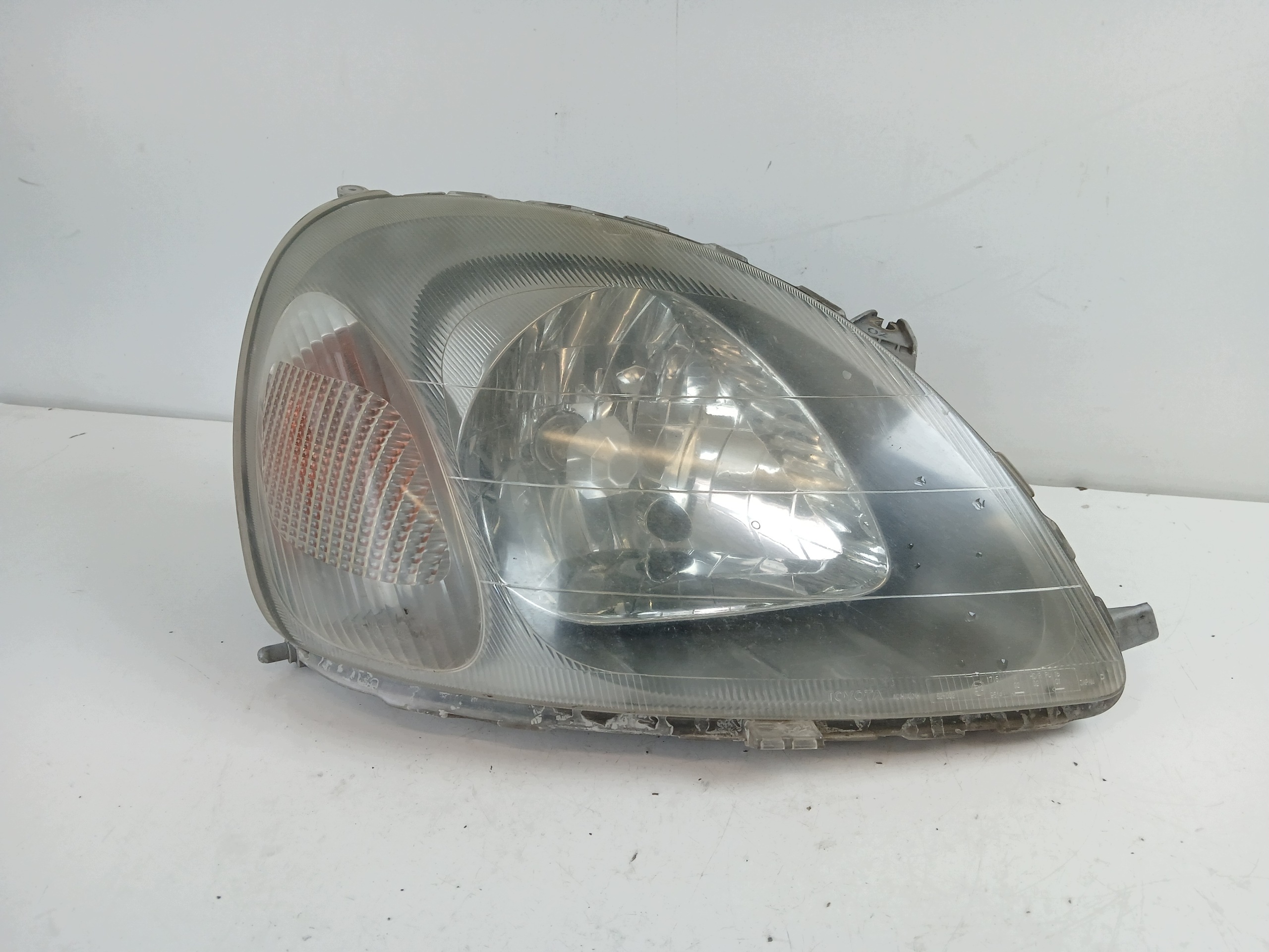 TOYOTA YARIS and light right front