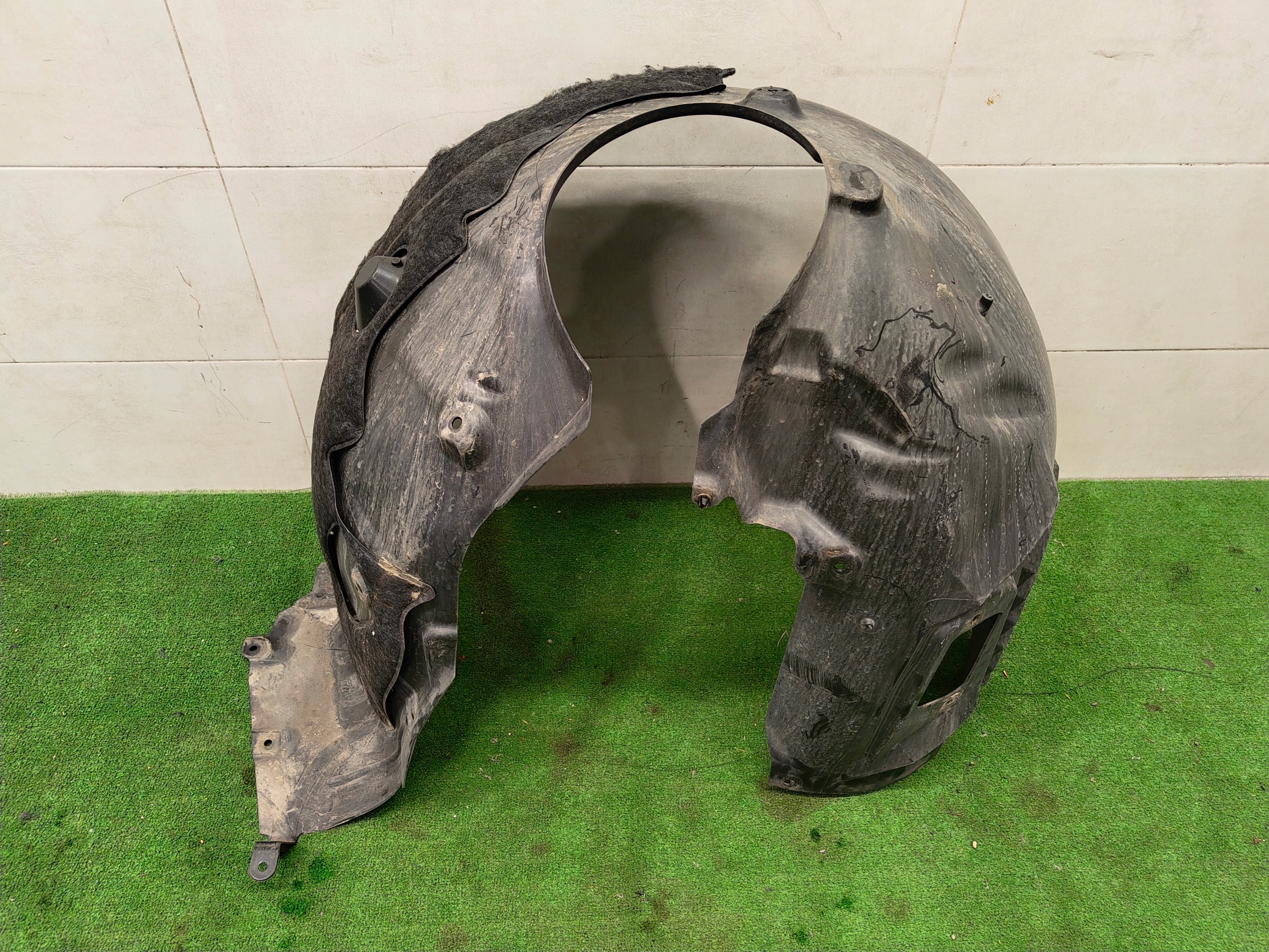 BMW 2 U06 podblatník levý předek 8498437