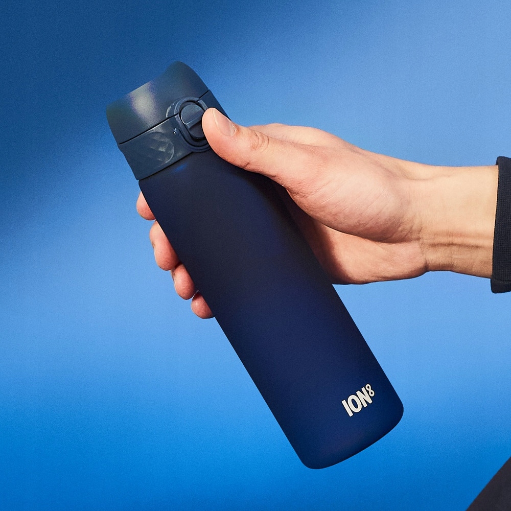 Granatowy Bidon rowerowy Bitelka na wodę ION8 0,5l Materiał dominujący tworzywo sztuczne