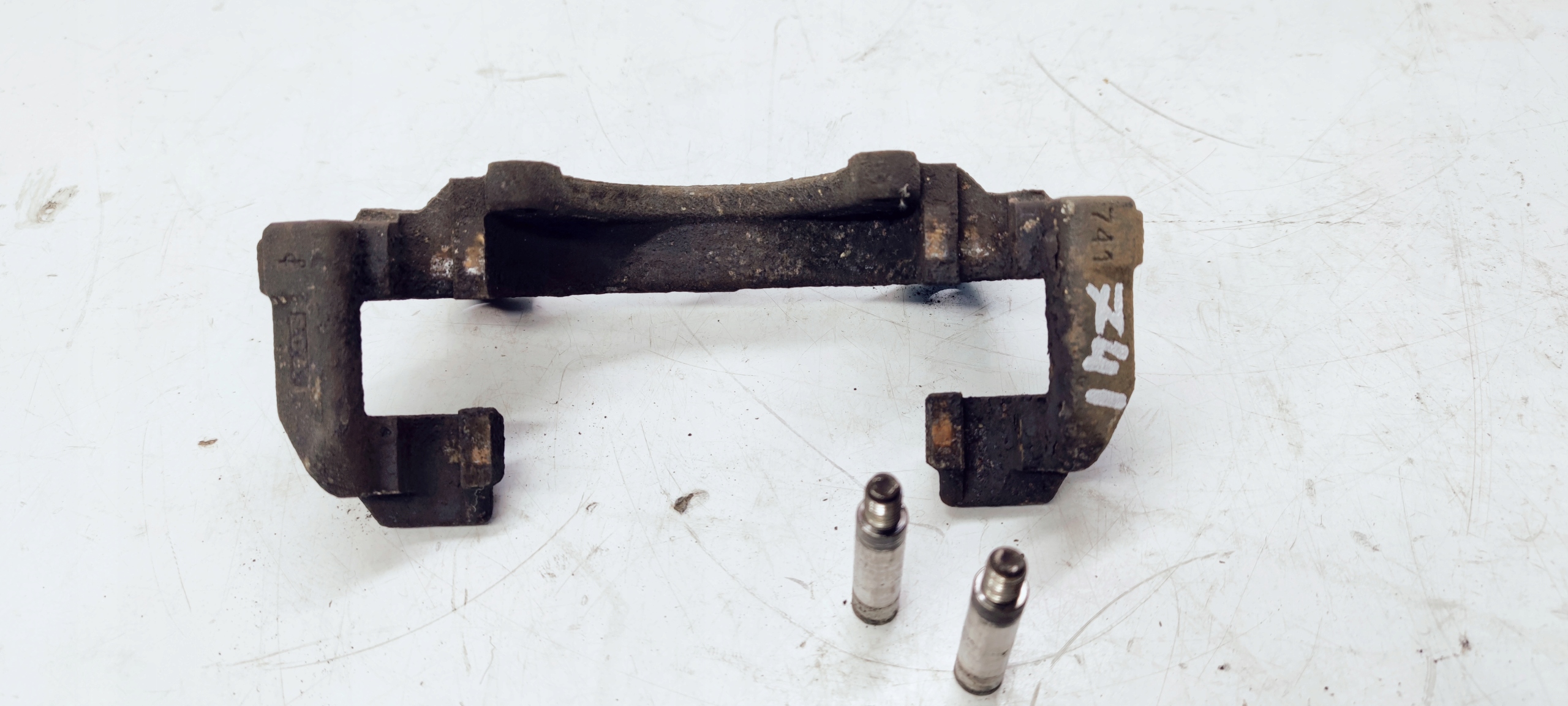 JARZMO třmenu předek AUDI VW SEAT SKODA * 741 *