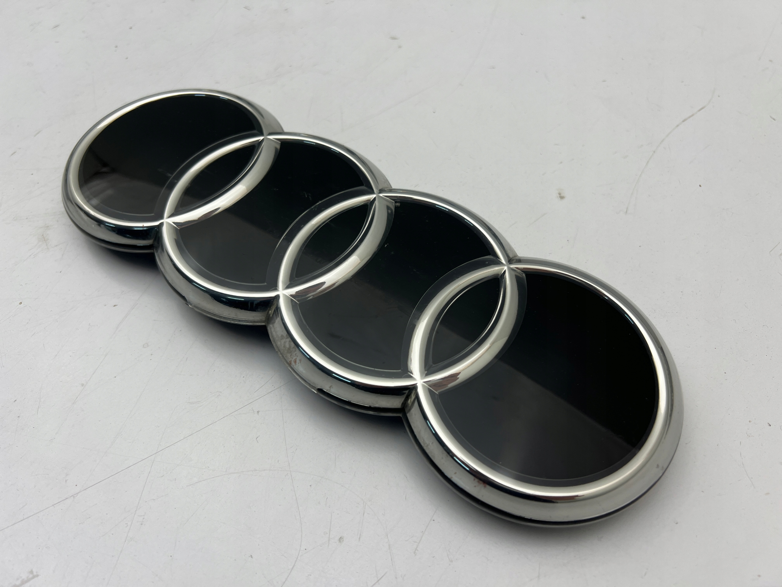 AUDI Q4 E-TRON 89A EMBLEMAT LOGO ZNAZCEK ATRAPY POD RADAR ORYGINAŁ Marka Audi