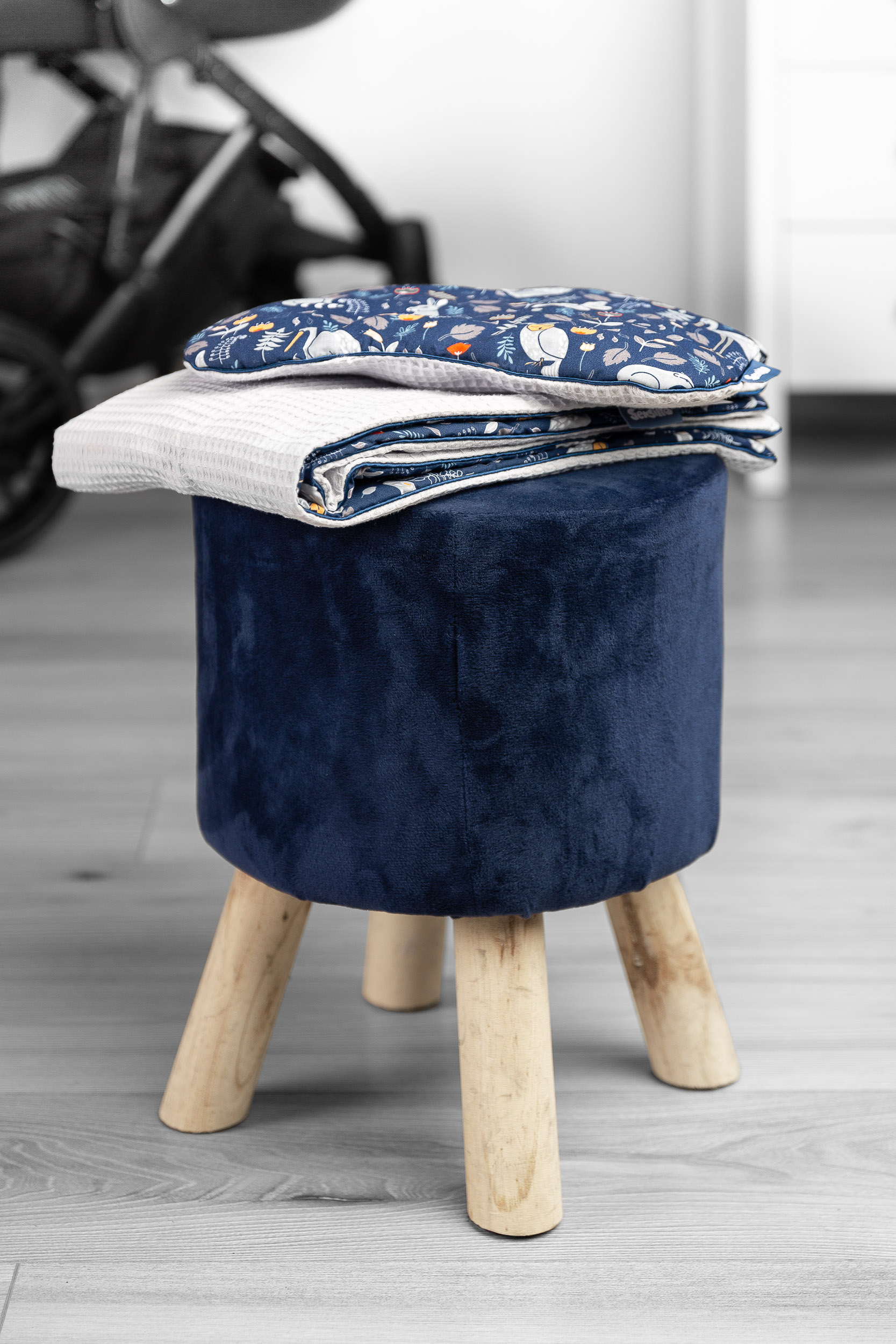 Komplet do wózka kołderka / kocyk i poduszka miś granat wafel szary Długość kołdry 76 cm