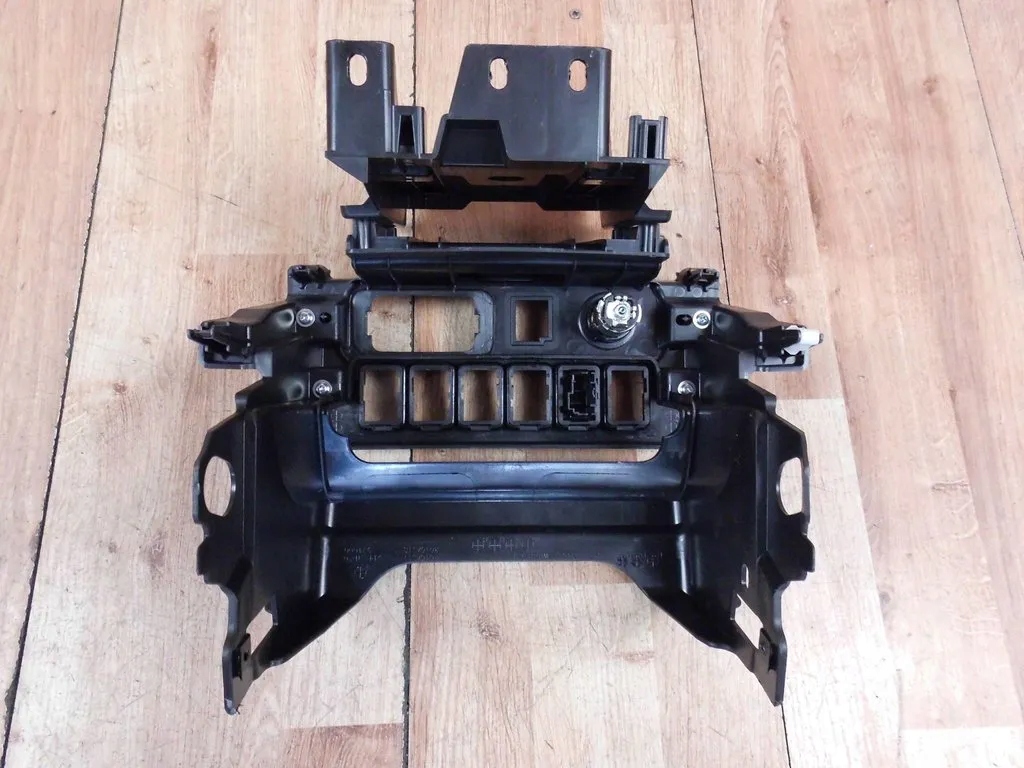 Outlander III frame of the dashboard plato covering CARBON