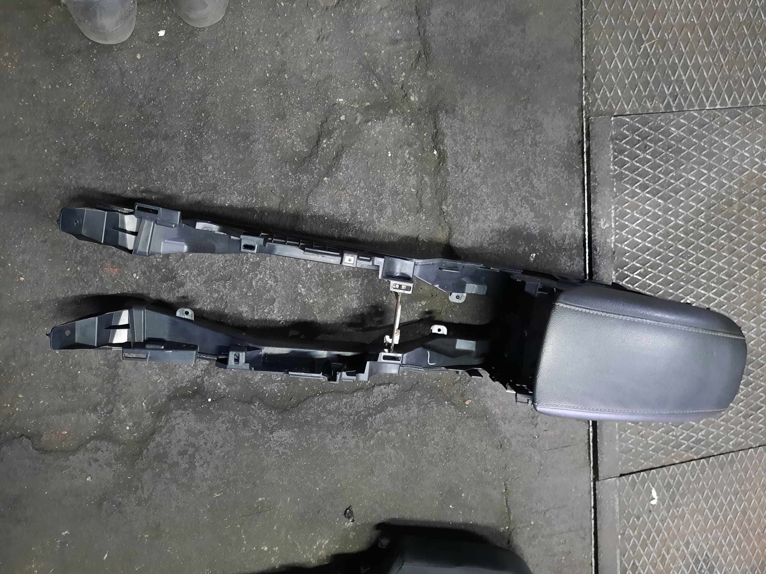 70 ТУНЕЛЬ ПІДЛОКІТНИК FORD FUSION