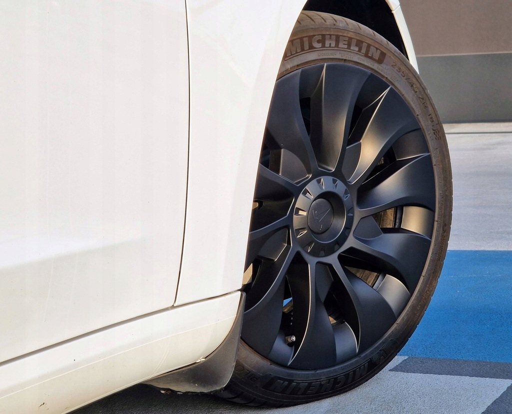 Kołpaki Uberturbine Tesla Model 3 - 4 szt. symetr L+R 18" czarny mat z logo Emblemat marki inna