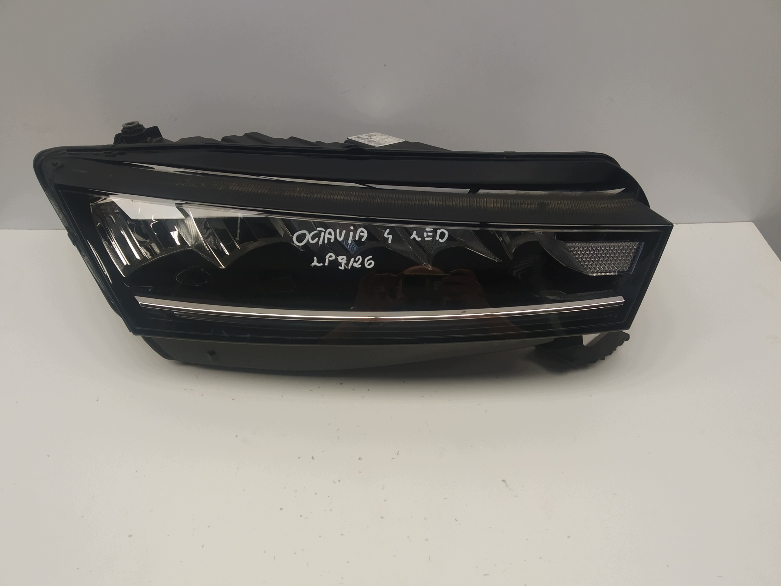 19- Skoda Octavia IV reflektor light front right FULL LED 5E4941016 OM