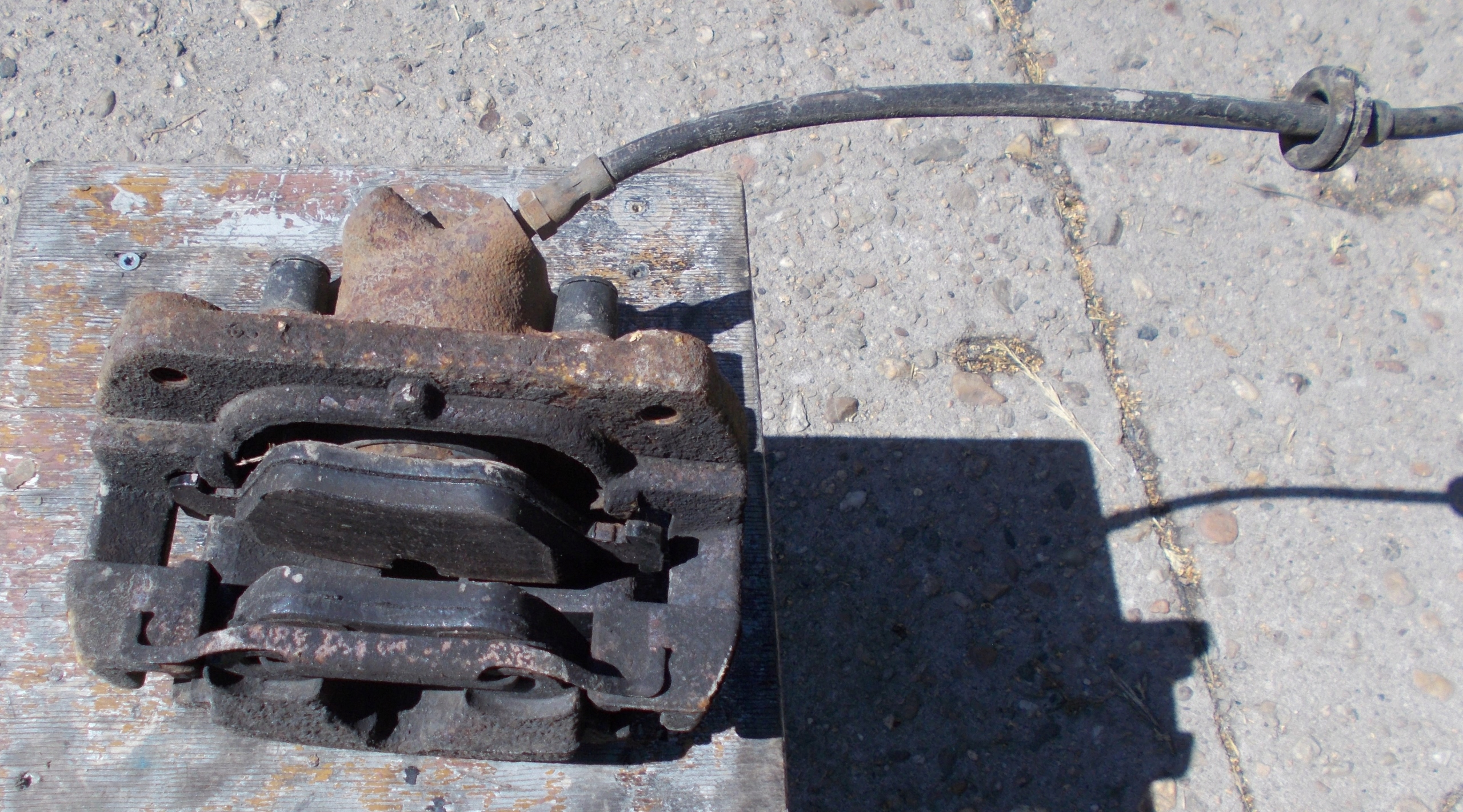 BMW X3 E83 3.0D 08R caliper left front